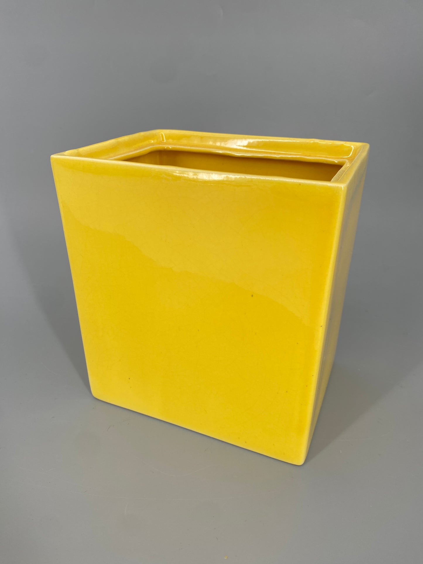 Keramikdose der Künstlerin Hedwig Bollhagen im Bauhausstil, Deutschland