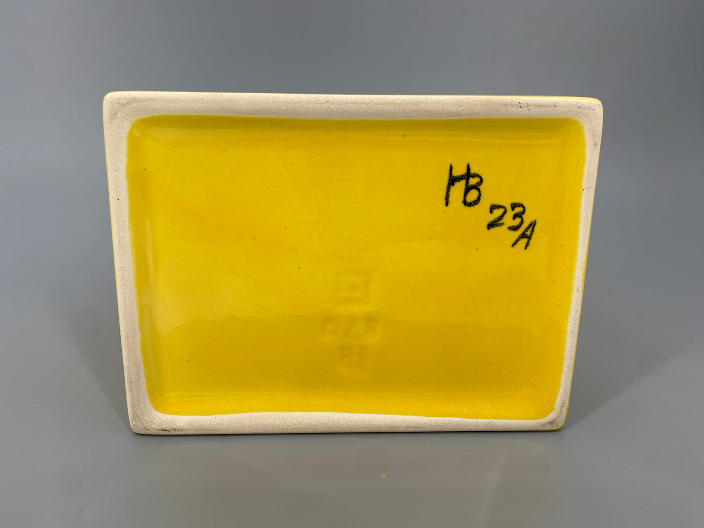 Keramikdose der Künstlerin Hedwig Bollhagen im Bauhausstil, Deutschland