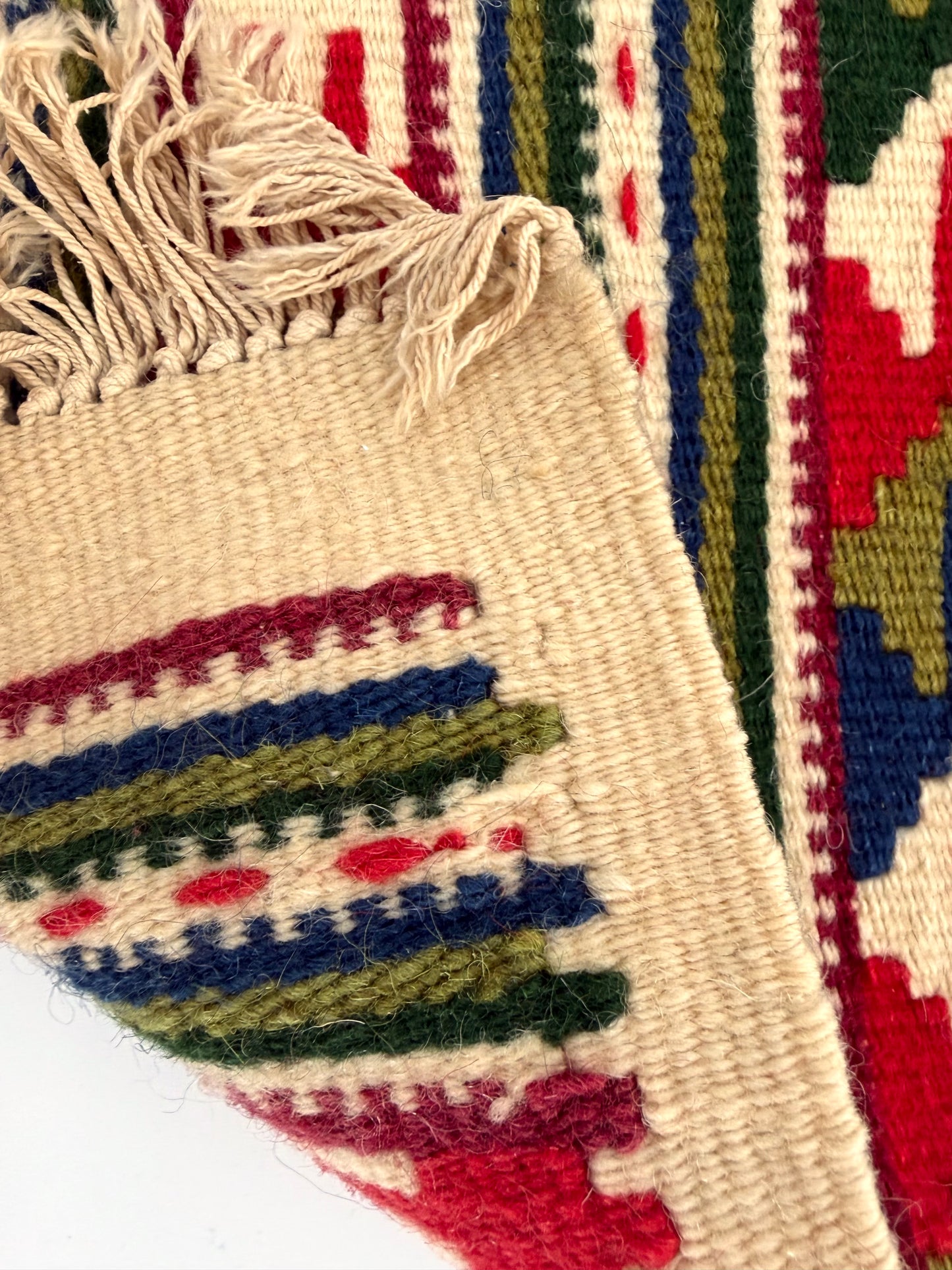 Kleiner Tischläufer mit mit geometrischem Muster im Nomaden-Stil