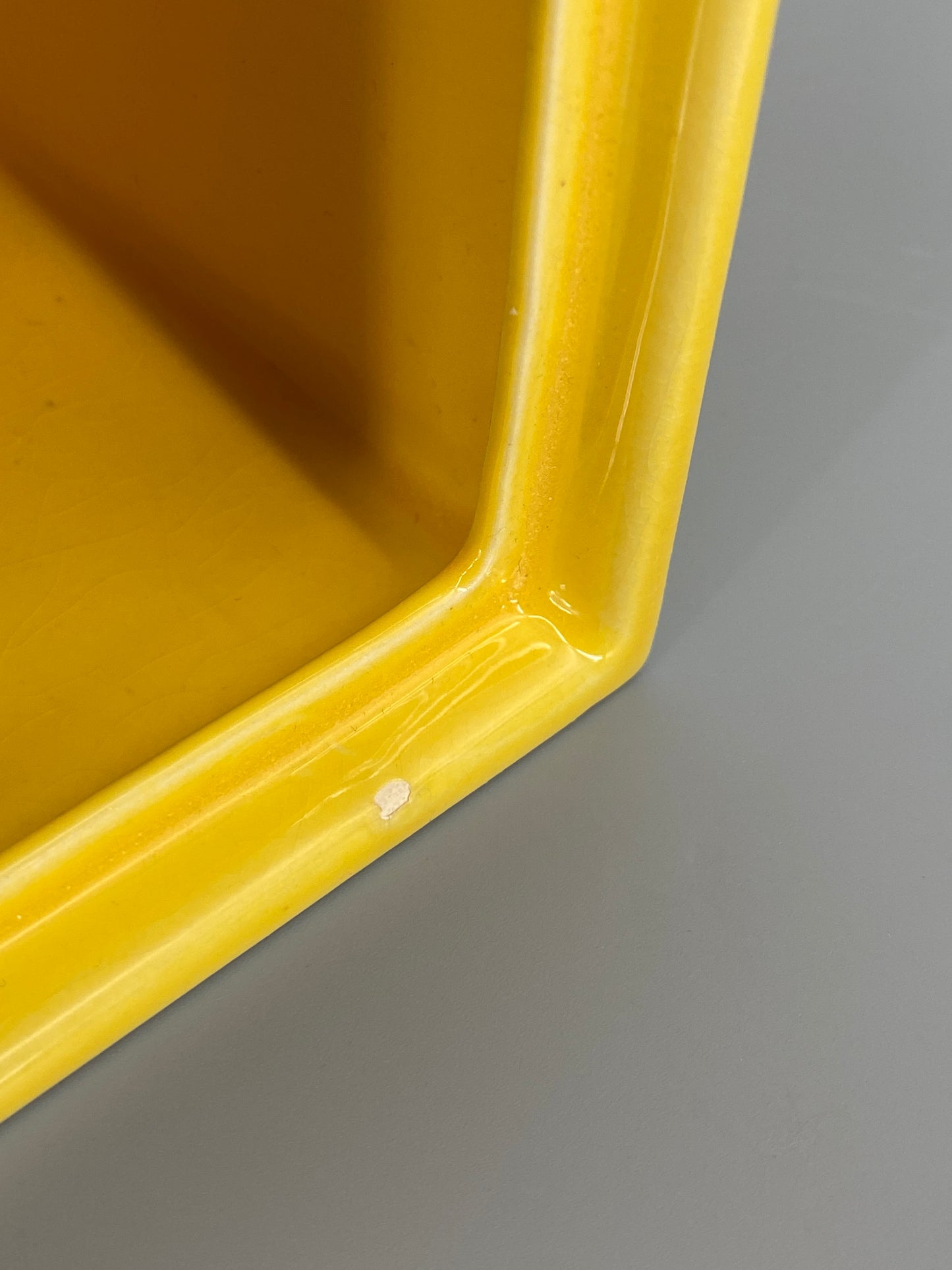 Keramikdose der Künstlerin Hedwig Bollhagen im Bauhausstil, Deutschland