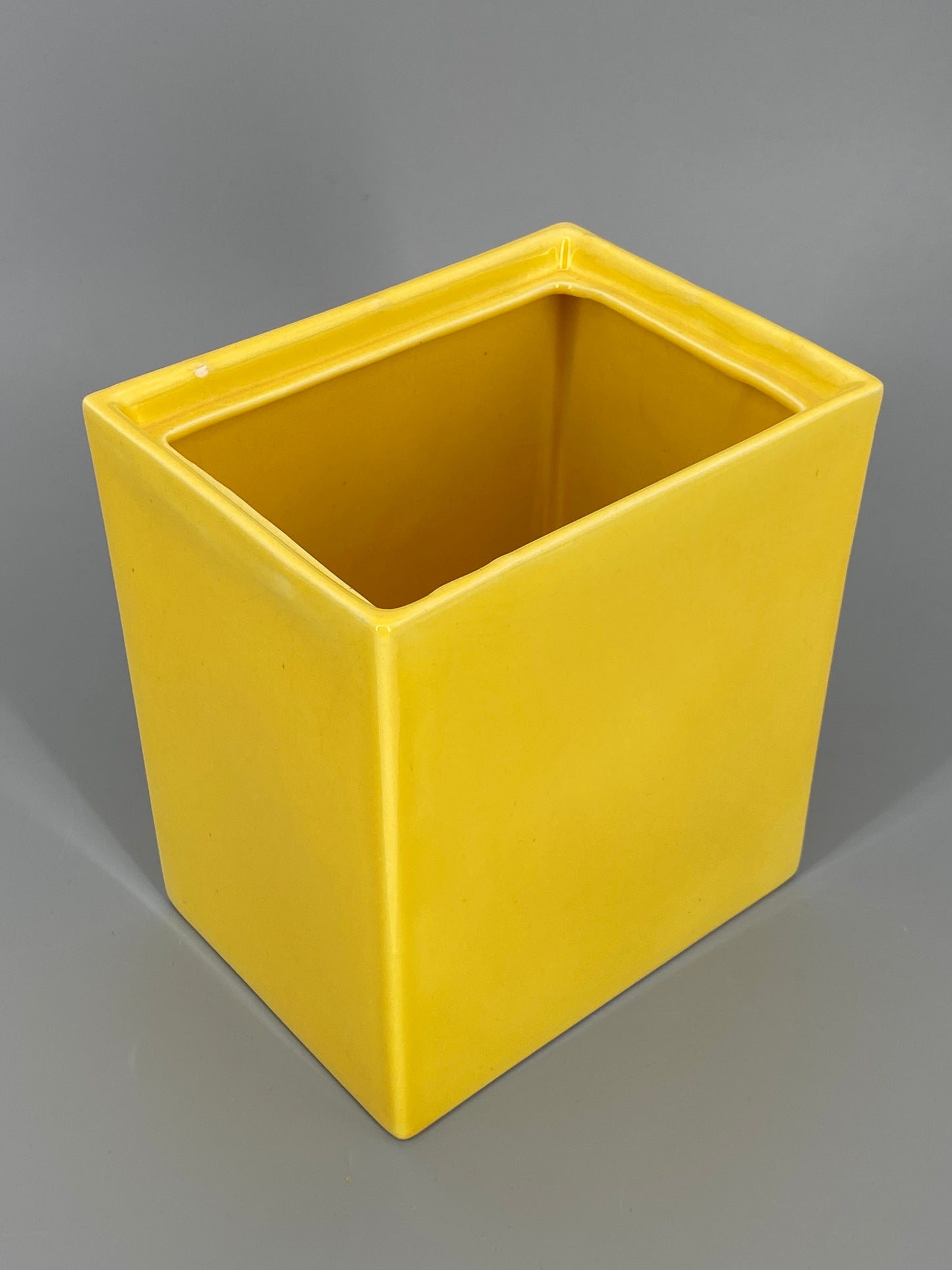 Keramikdose der Künstlerin Hedwig Bollhagen im Bauhausstil, Deutschland