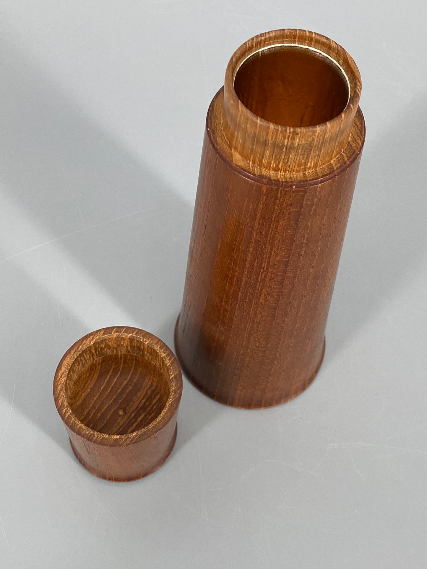 Lange Holzdose mit Deckel, konische Kegelform