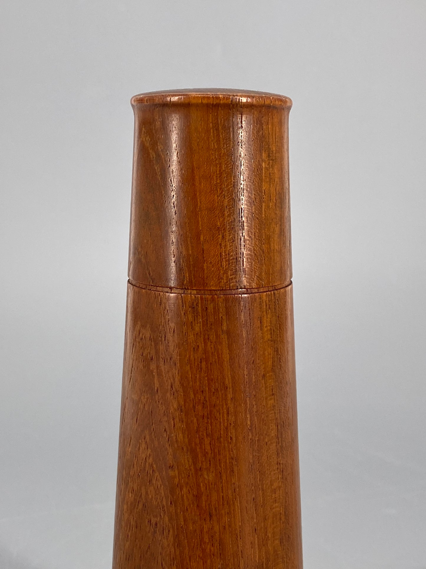 Lange Holzdose mit Deckel, konische Kegelform
