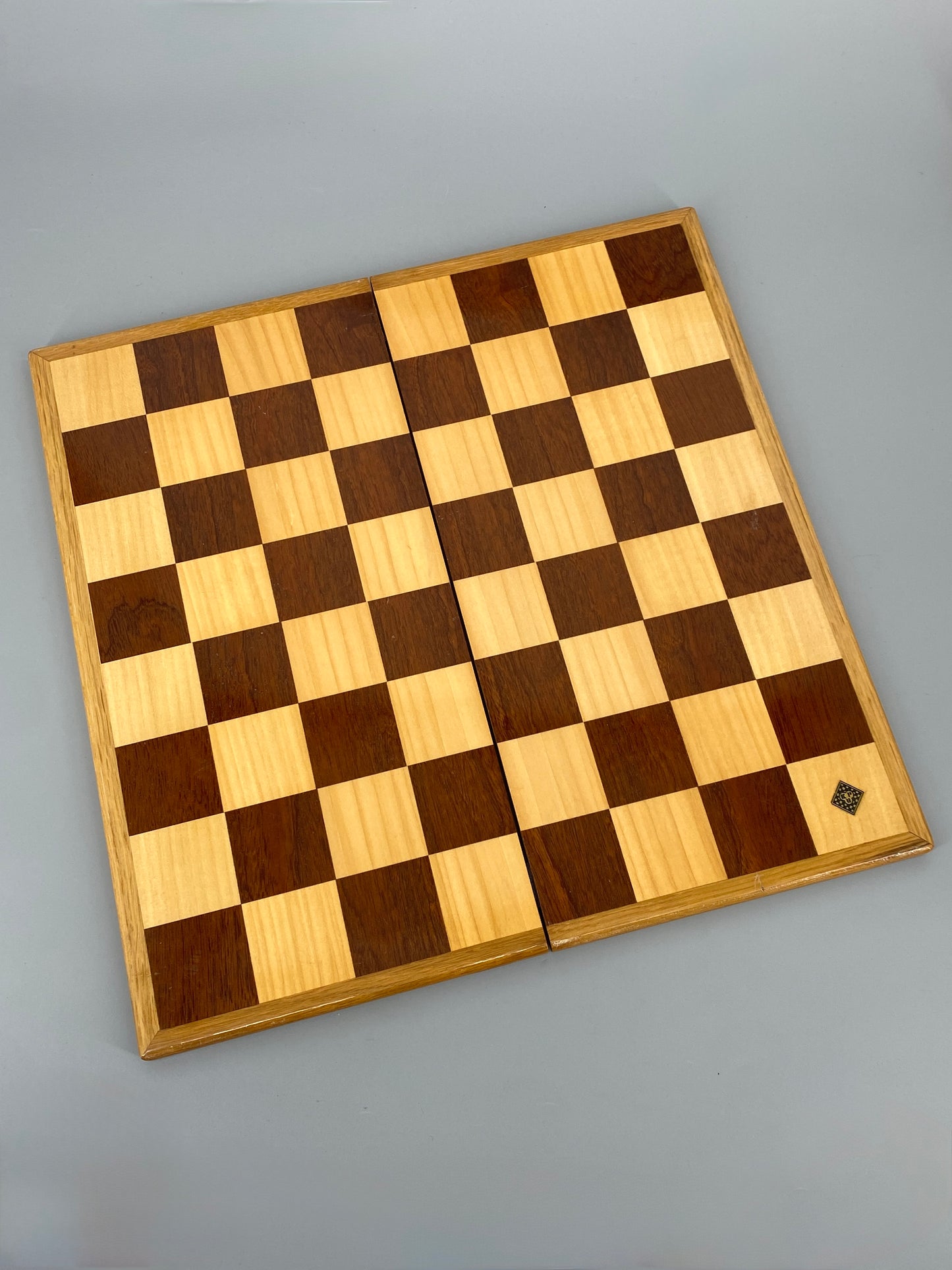 Hochwertig verabeitetes, beidseitiges Spielbrett (Schach und Mühle) mit Einlegearbeit aus Massivholz, faltbar