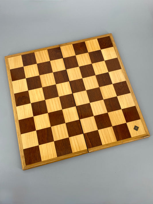 Hochwertig verabeitetes, beidseitiges Spielbrett (Schach und Mühle) mit Einlegearbeit aus Massivholz, faltbar