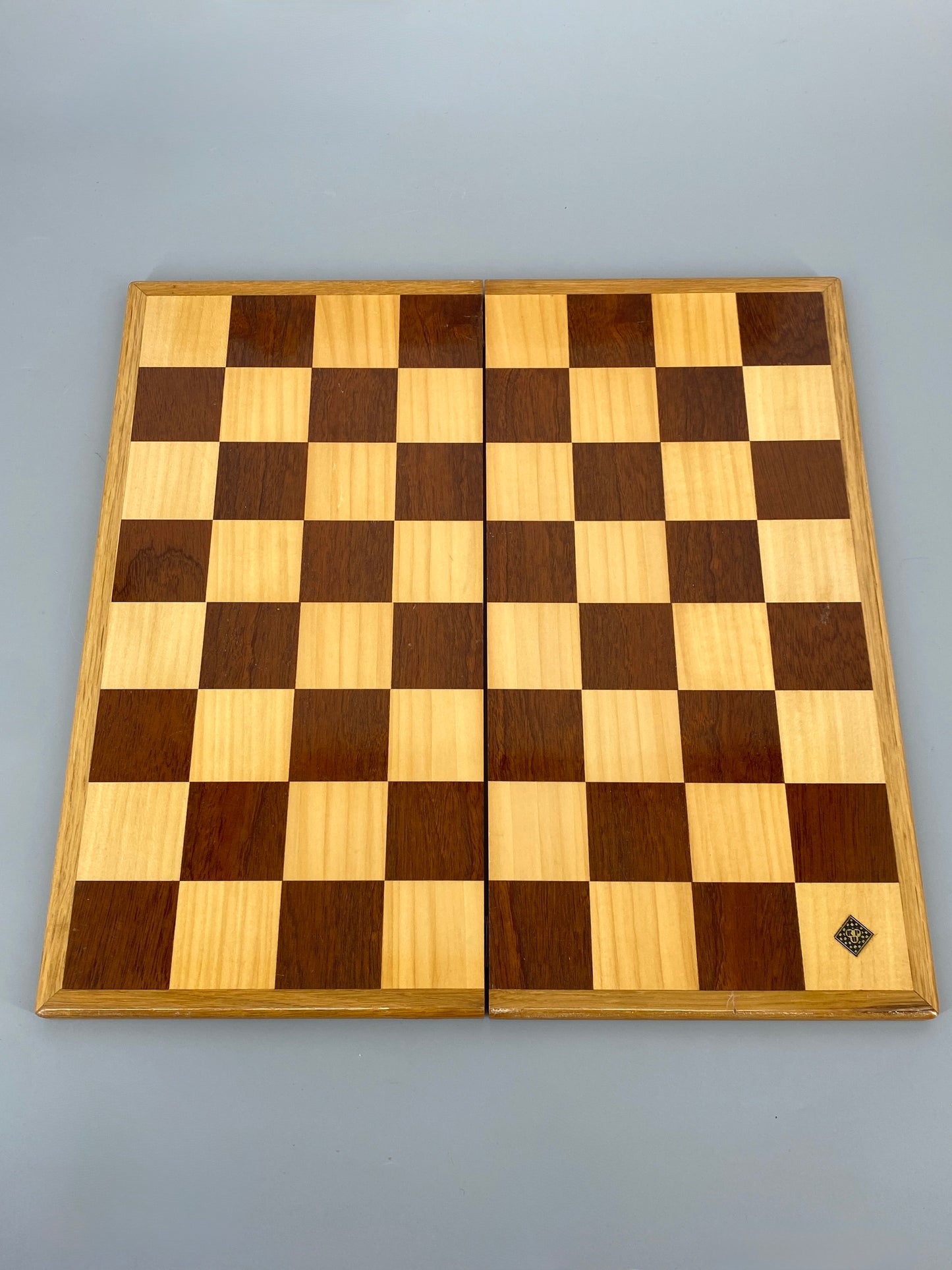 Hochwertig verabeitetes, beidseitiges Spielbrett (Schach und Mühle) mit Einlegearbeit aus Massivholz, faltbar