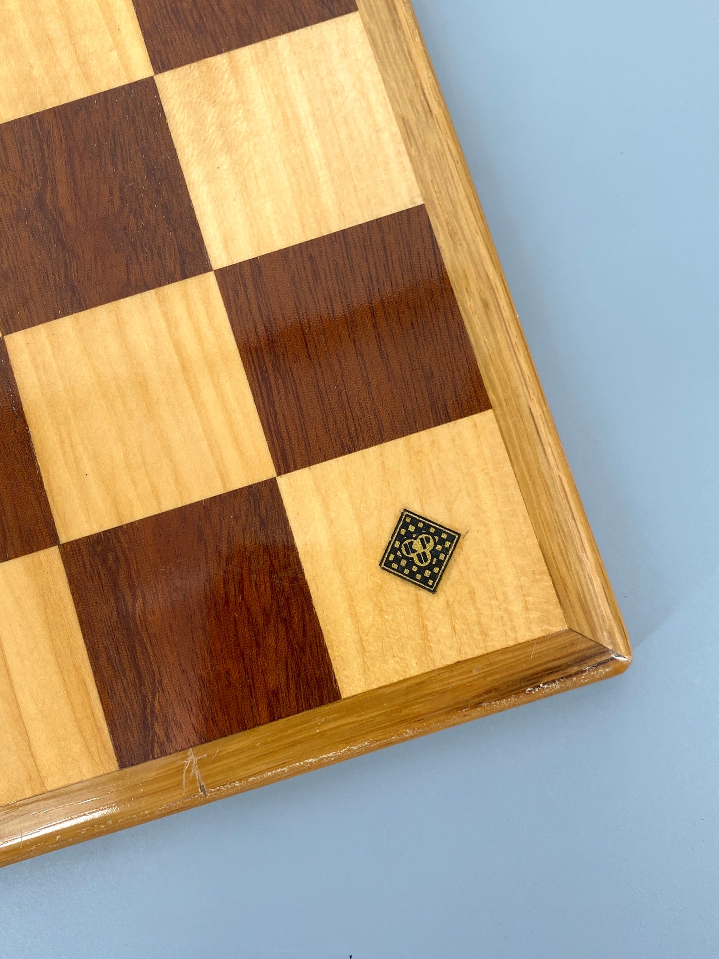 Hochwertig verabeitetes, beidseitiges Spielbrett (Schach und Mühle) mit Einlegearbeit aus Massivholz, faltbar