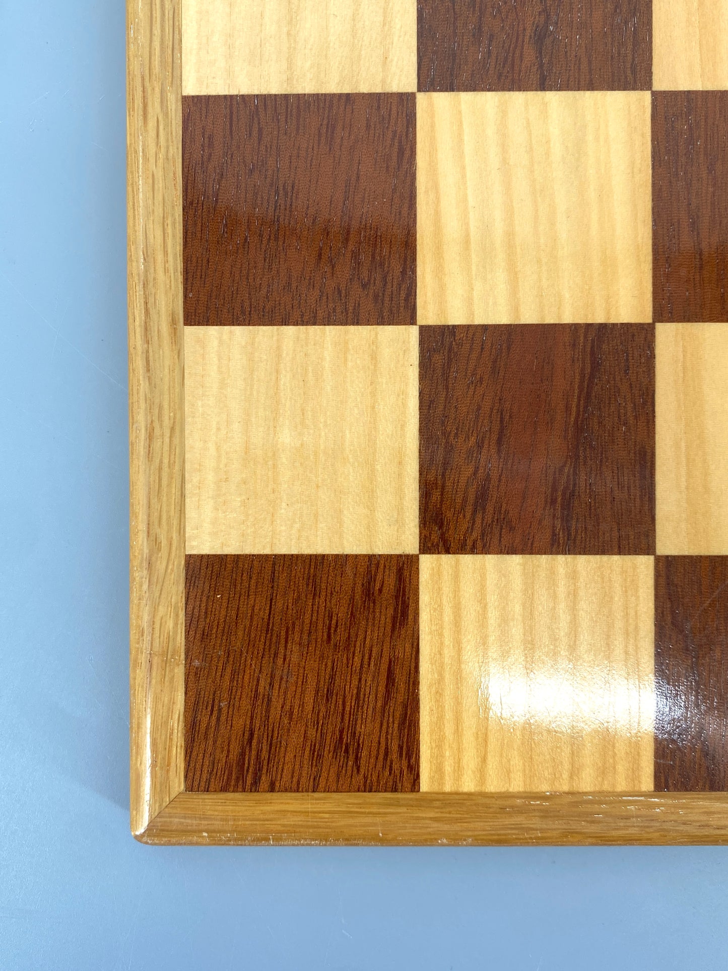 Hochwertig verabeitetes, beidseitiges Spielbrett (Schach und Mühle) mit Einlegearbeit aus Massivholz, faltbar