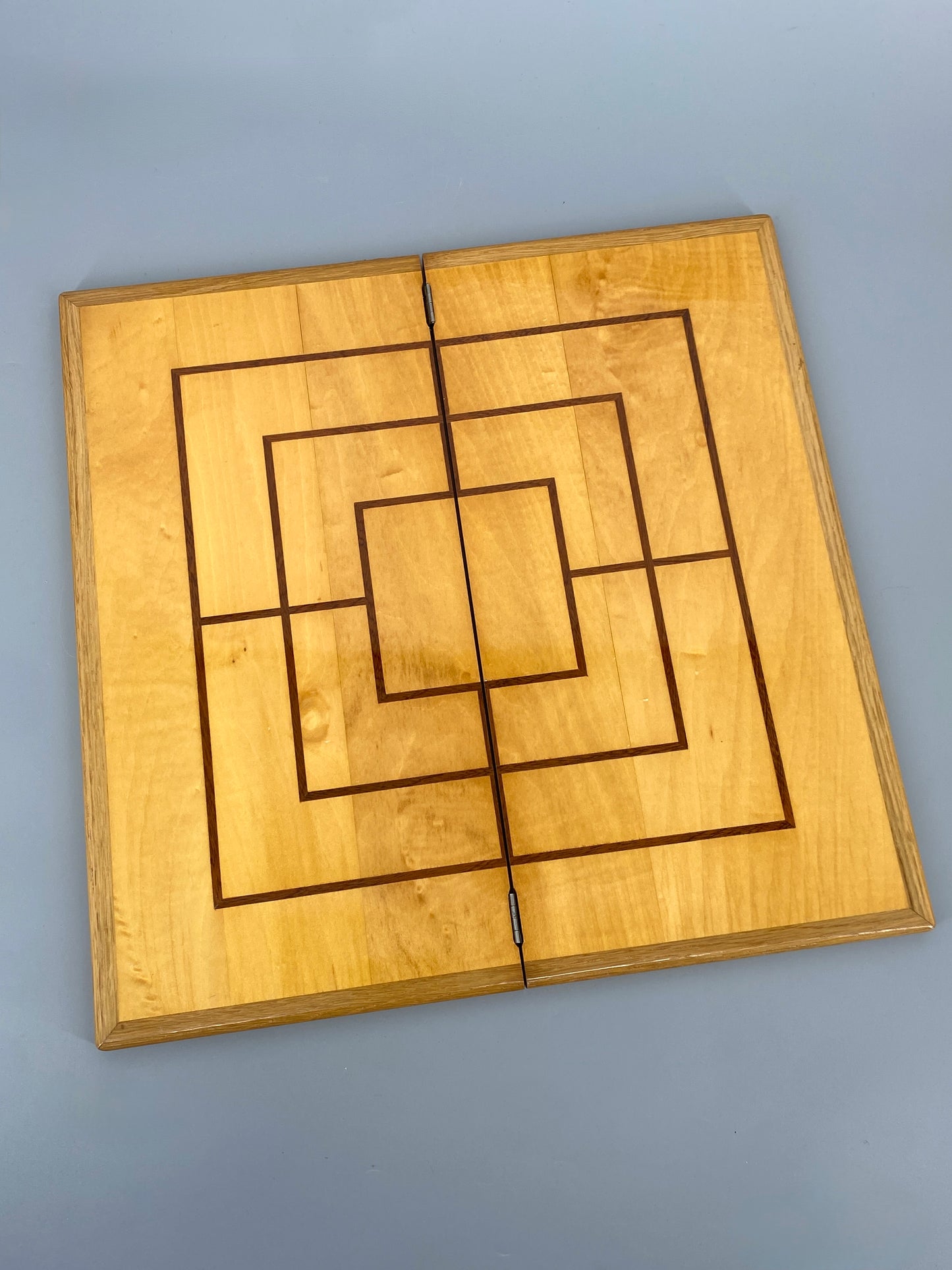 Hochwertig verabeitetes, beidseitiges Spielbrett (Schach und Mühle) mit Einlegearbeit aus Massivholz, faltbar