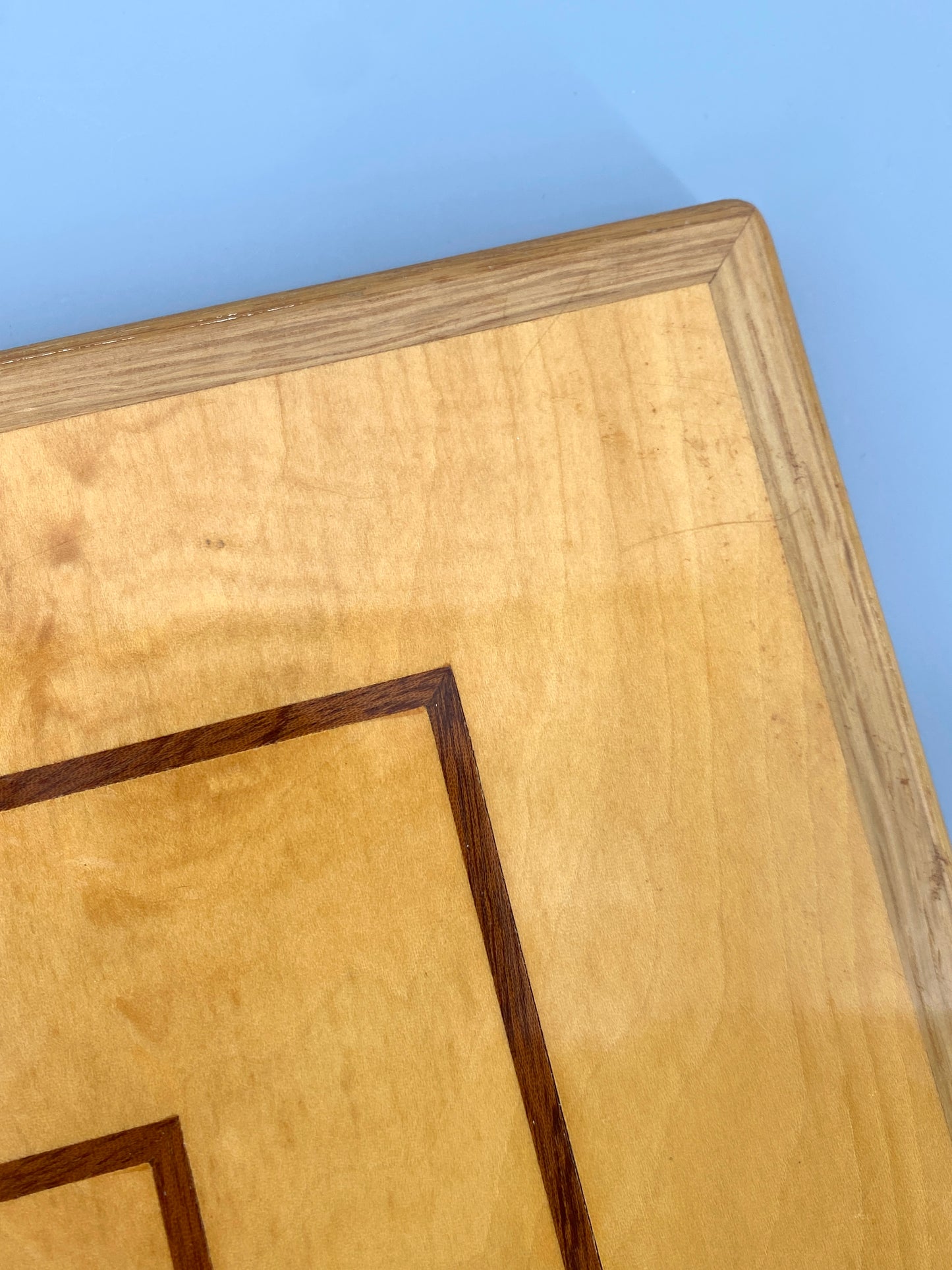 Hochwertig verabeitetes, beidseitiges Spielbrett (Schach und Mühle) mit Einlegearbeit aus Massivholz, faltbar