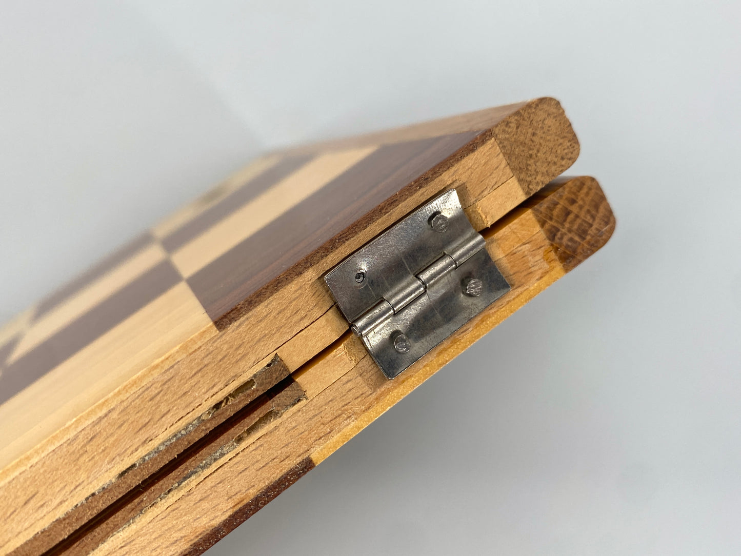 Hochwertig verabeitetes, beidseitiges Spielbrett (Schach und Mühle) mit Einlegearbeit aus Massivholz, faltbar