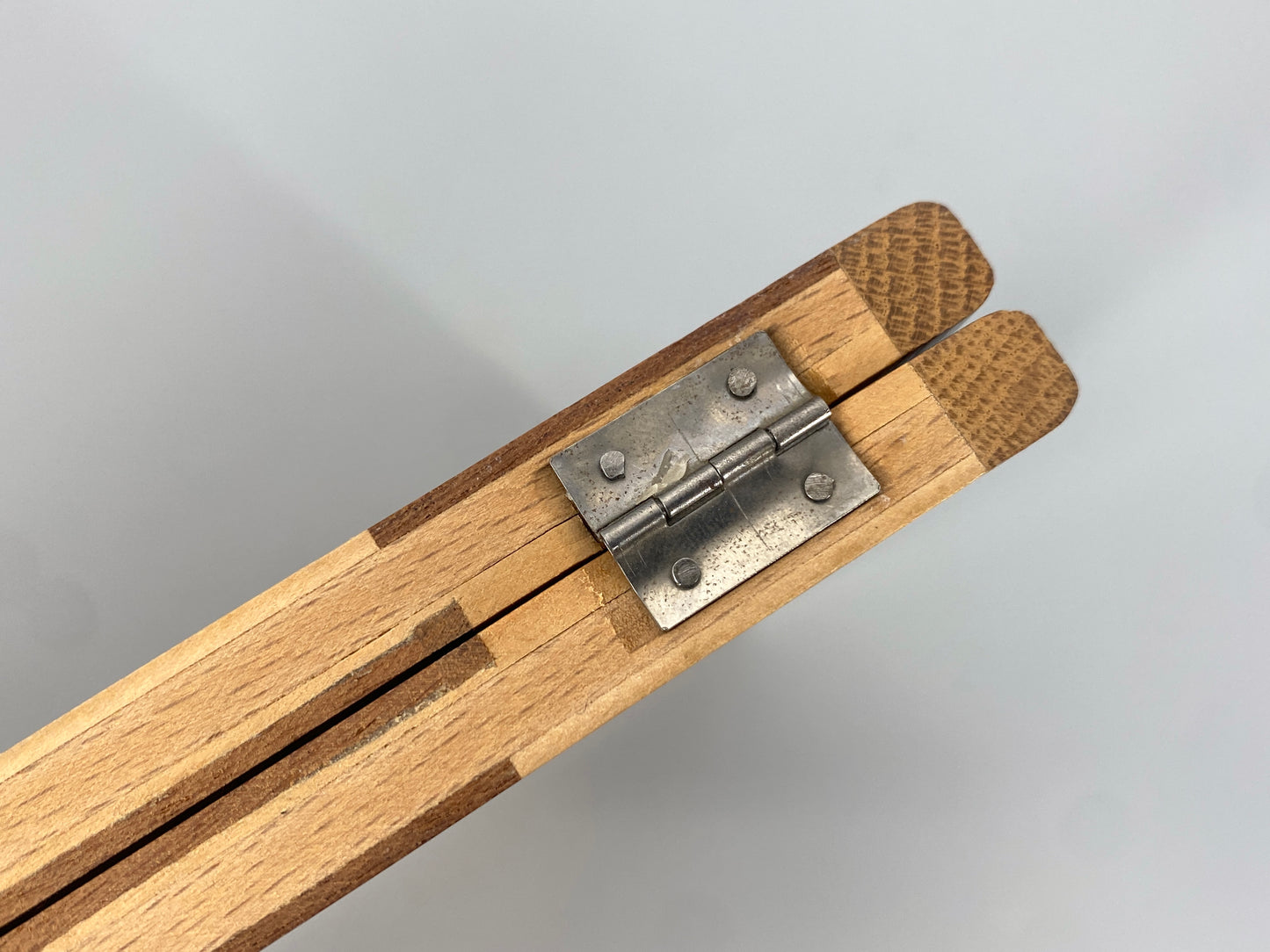 Hochwertig verabeitetes, beidseitiges Spielbrett (Schach und Mühle) mit Einlegearbeit aus Massivholz, faltbar