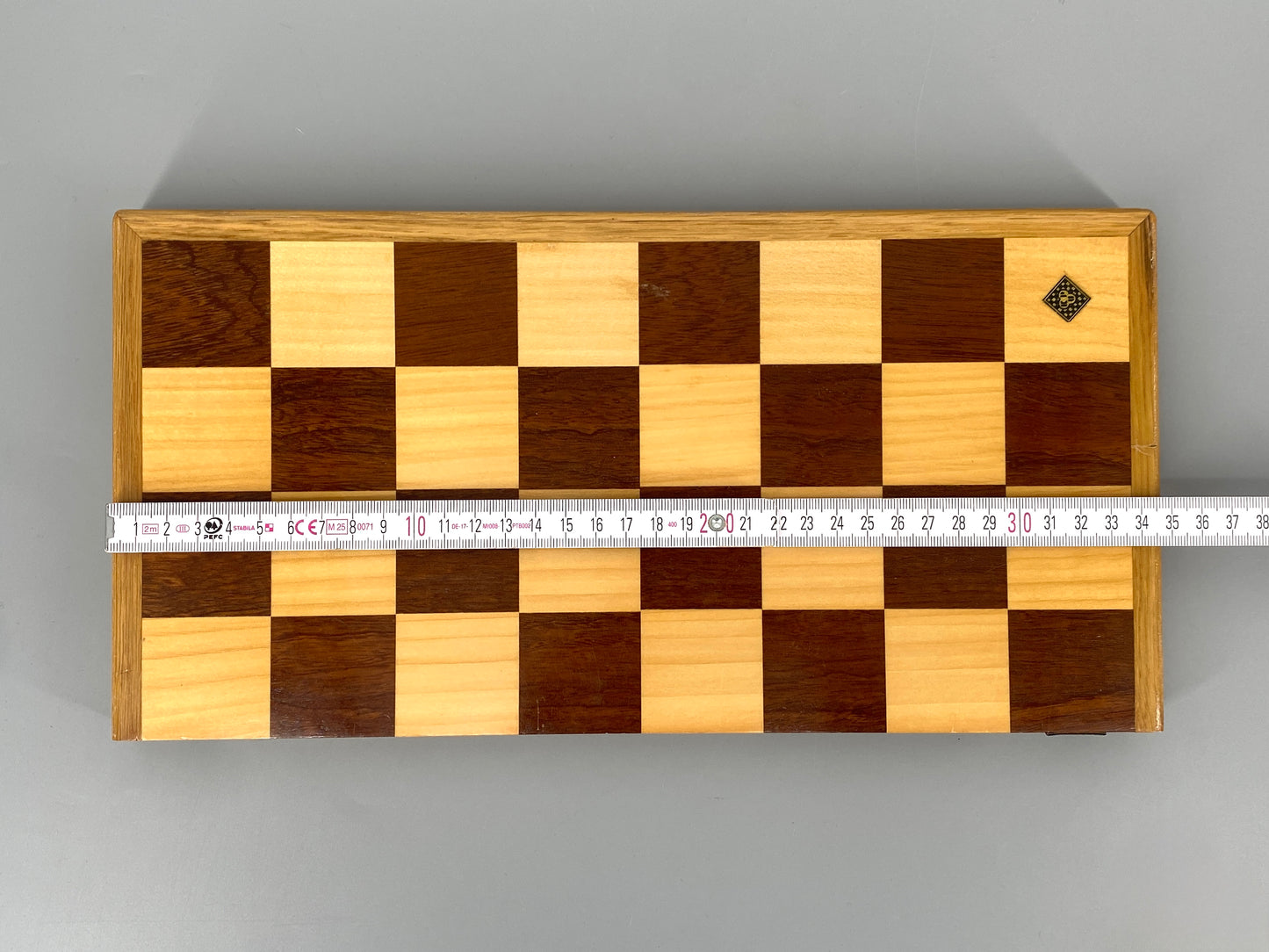 Hochwertig verabeitetes, beidseitiges Spielbrett (Schach und Mühle) mit Einlegearbeit aus Massivholz, faltbar