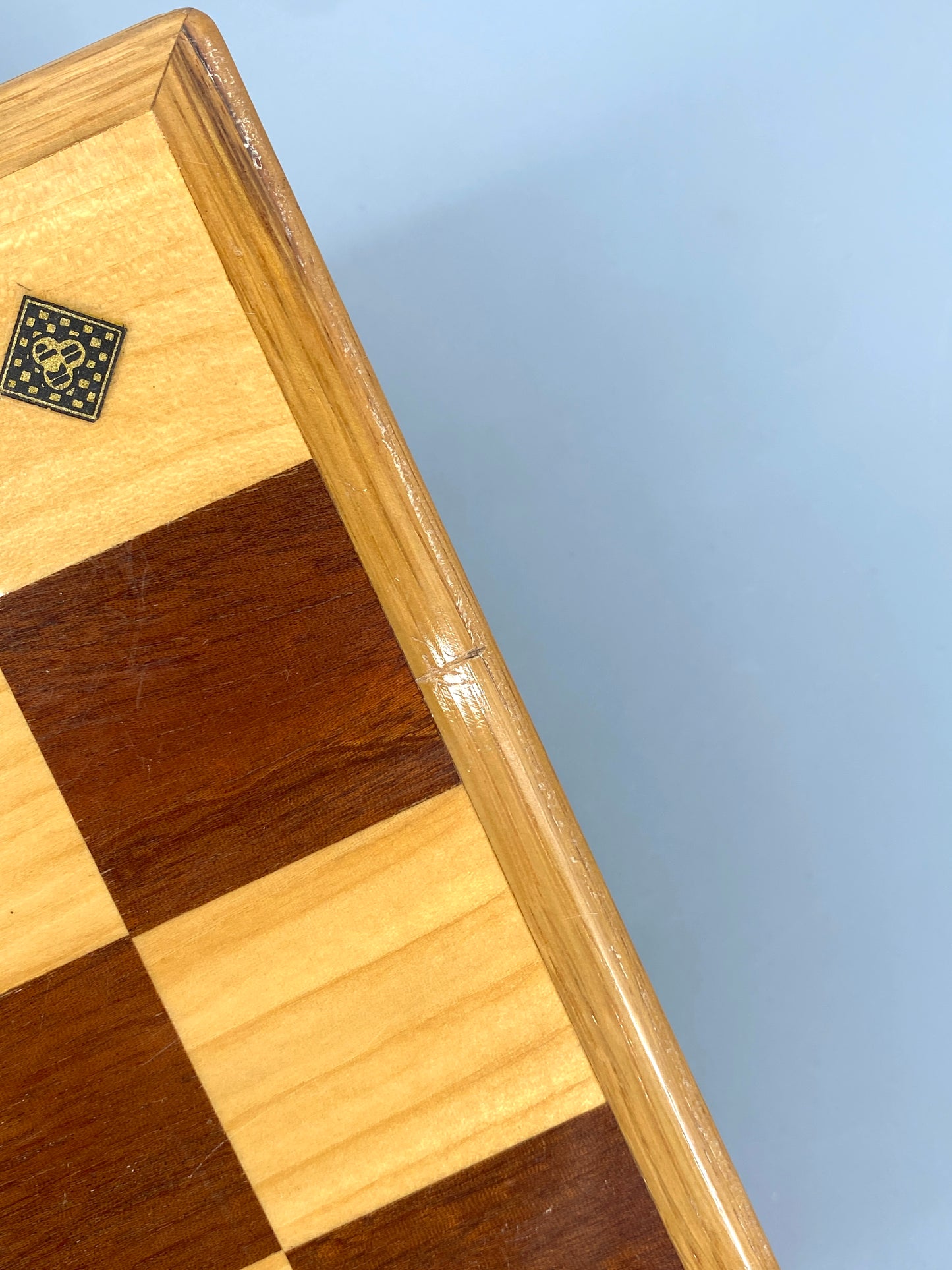 Hochwertig verabeitetes, beidseitiges Spielbrett (Schach und Mühle) mit Einlegearbeit aus Massivholz, faltbar