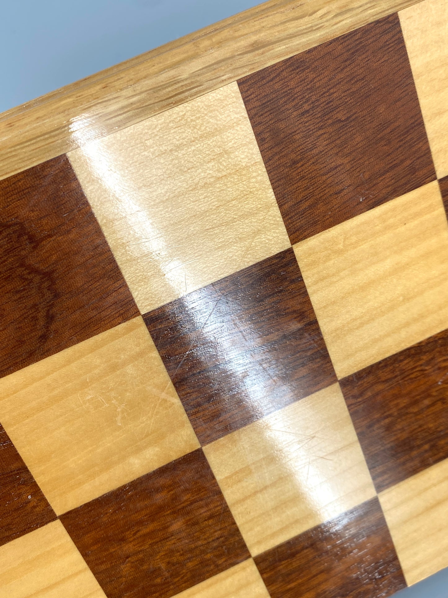 Hochwertig verabeitetes, beidseitiges Spielbrett (Schach und Mühle) mit Einlegearbeit aus Massivholz, faltbar