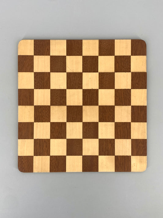 Hochwertig verarbeitetes, faltbares Schachbrett aus zwei Holzarten