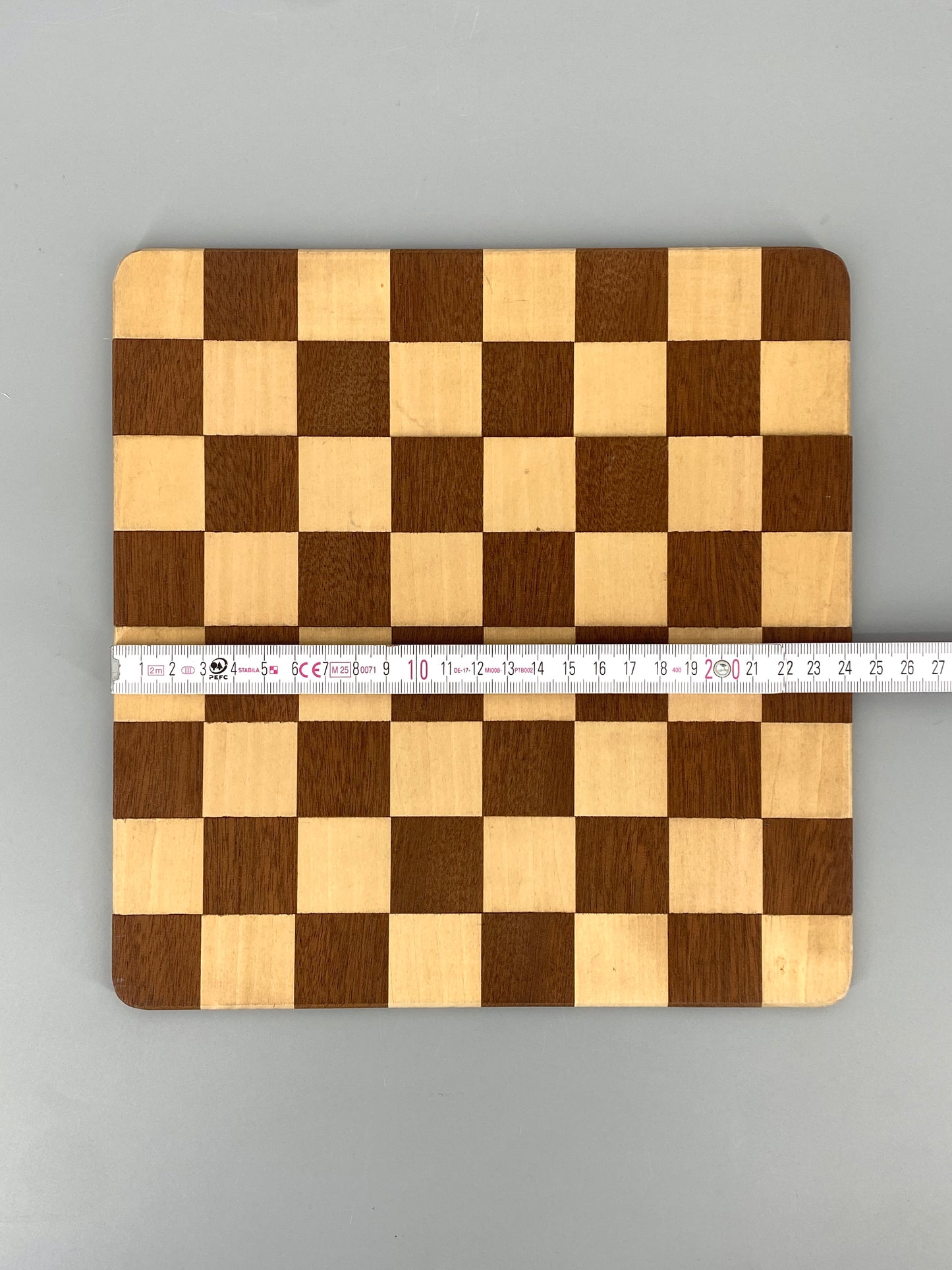 Hochwertig verarbeitetes, faltbares Schachbrett aus zwei Holzarten