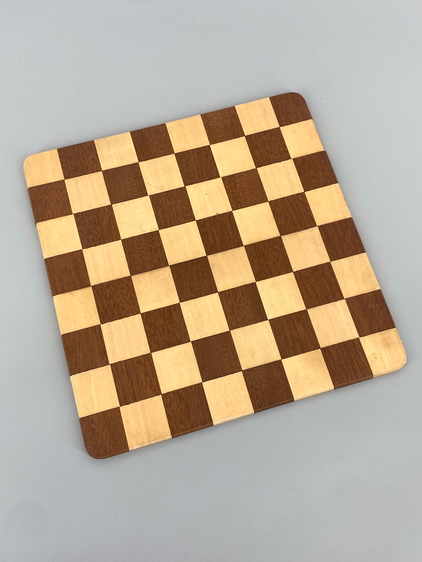 Hochwertig verarbeitetes, faltbares Schachbrett aus zwei Holzarten