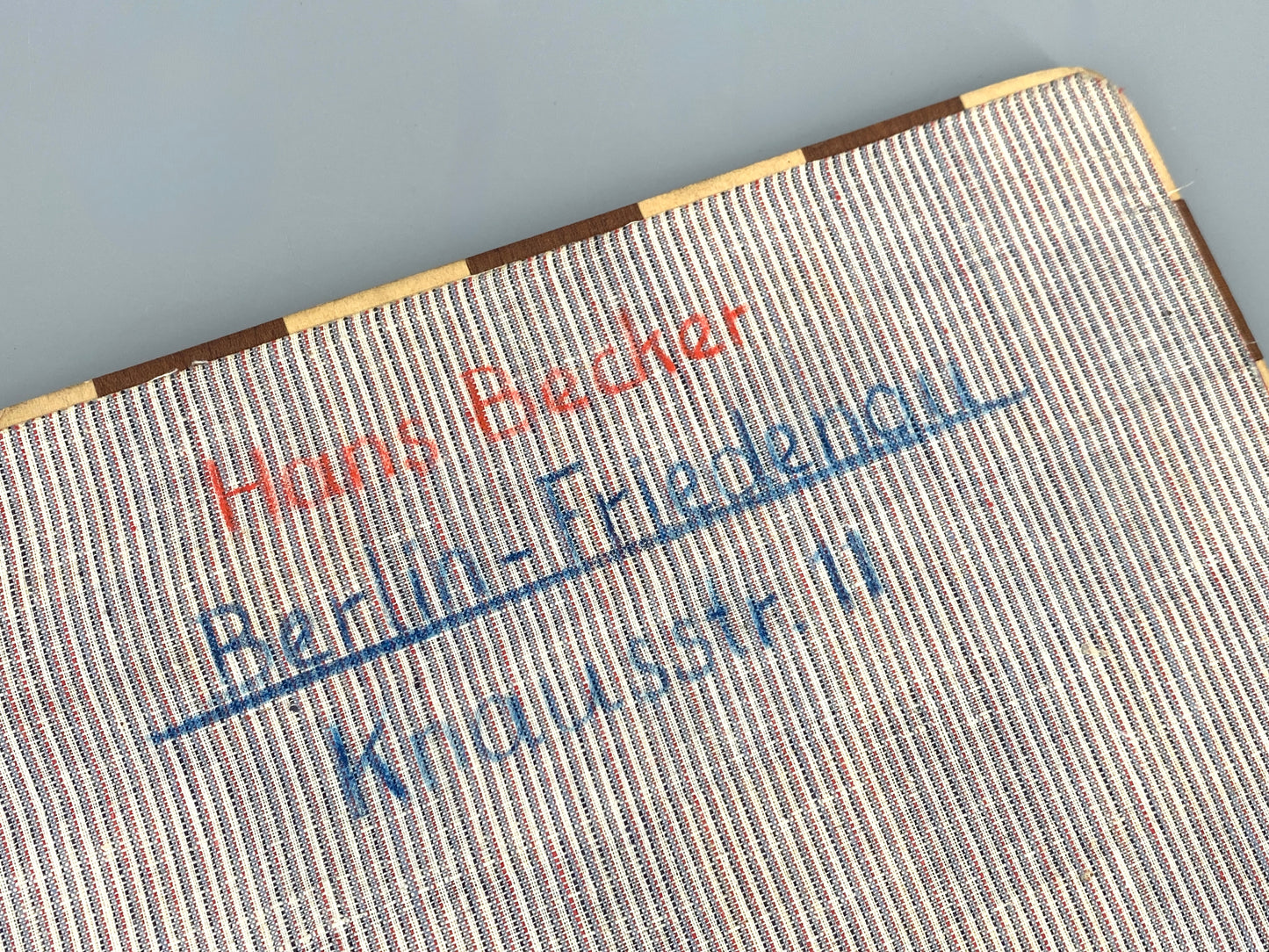 Hochwertig verarbeitetes, faltbares Schachbrett aus zwei Holzarten