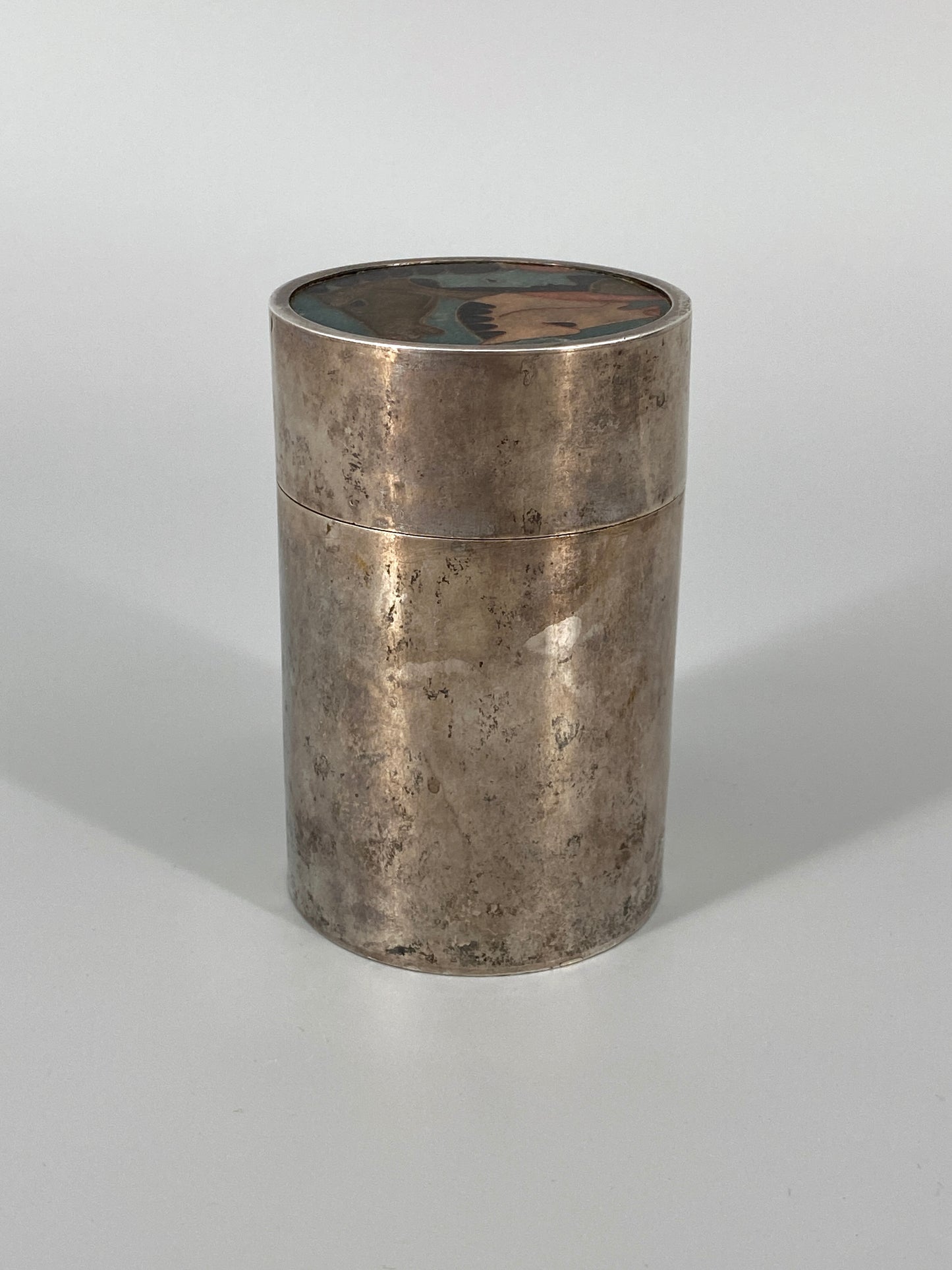 Art Deco Zylindrische Zigarettendose aus 835er Silber, Deckel mit emaillierter Einlage, punziert