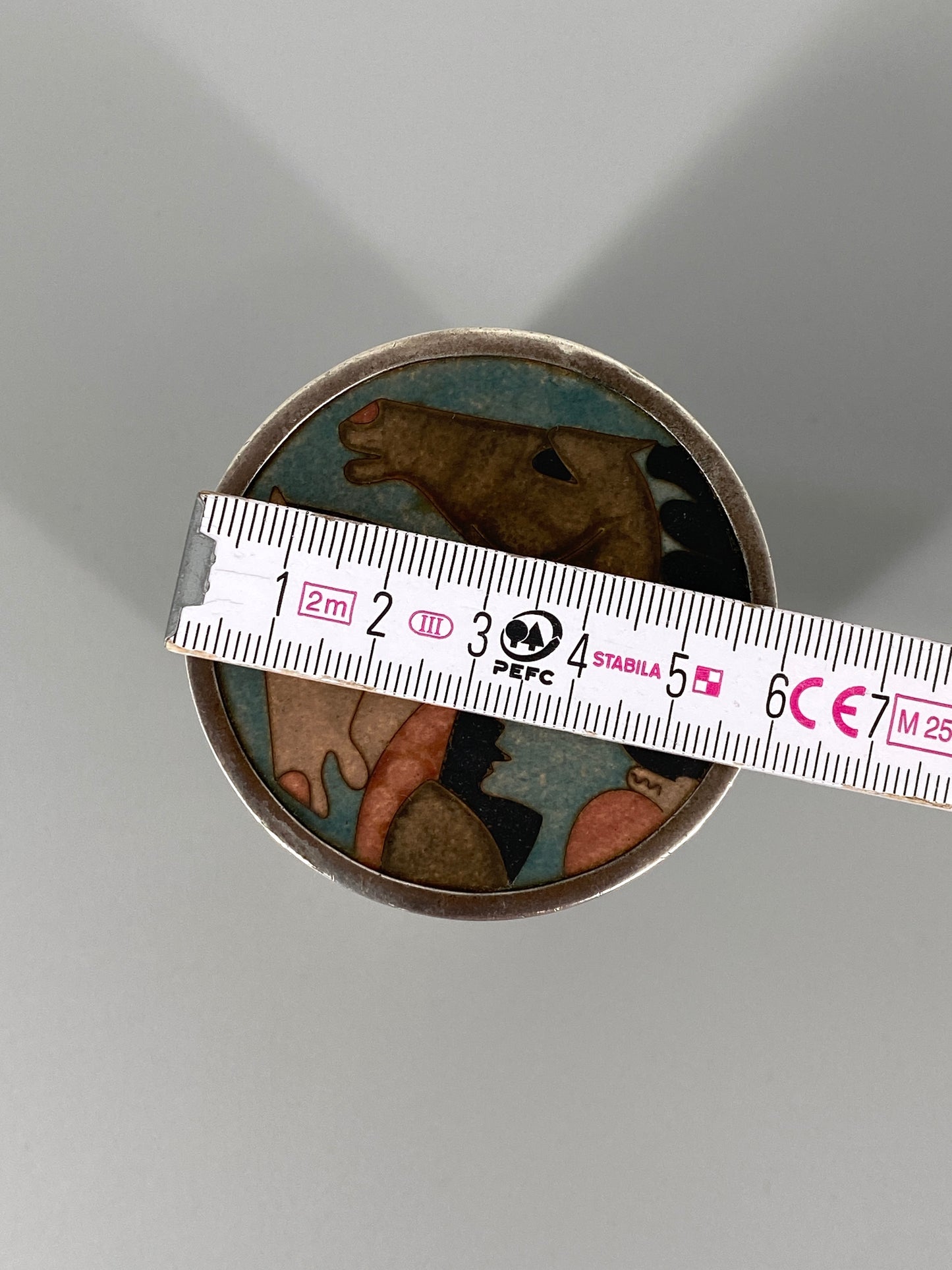 Art Deco Zylindrische Zigarettendose aus 835er Silber, Deckel mit emaillierter Einlage, punziert