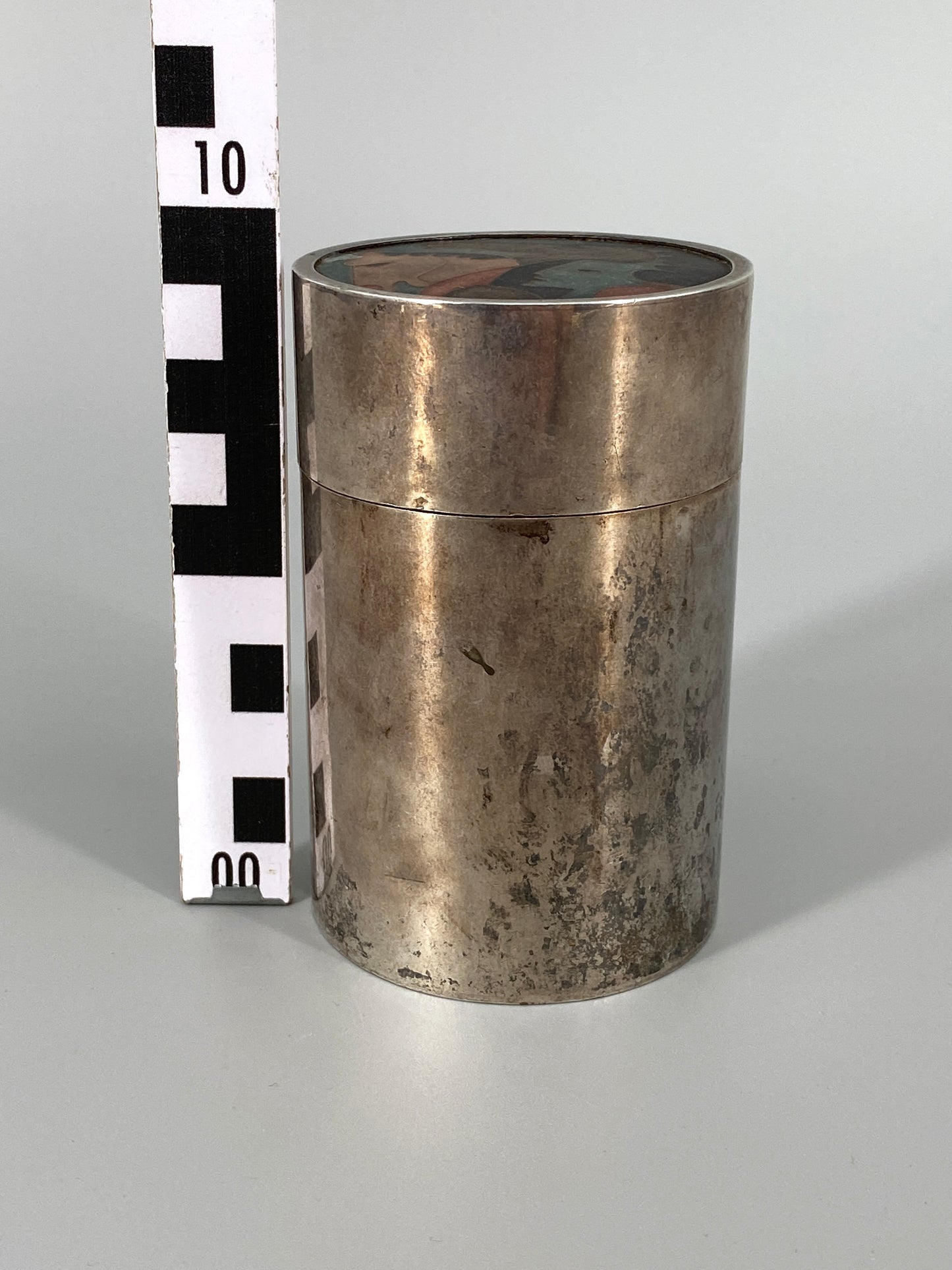 Art Deco Zylindrische Zigarettendose aus 835er Silber, Deckel mit emaillierter Einlage, punziert