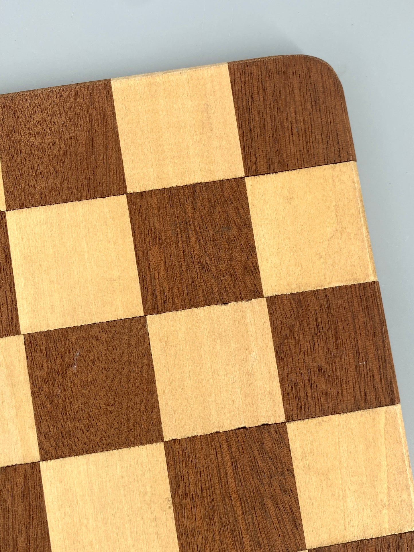 Hochwertig verarbeitetes, faltbares Schachbrett aus zwei Holzarten