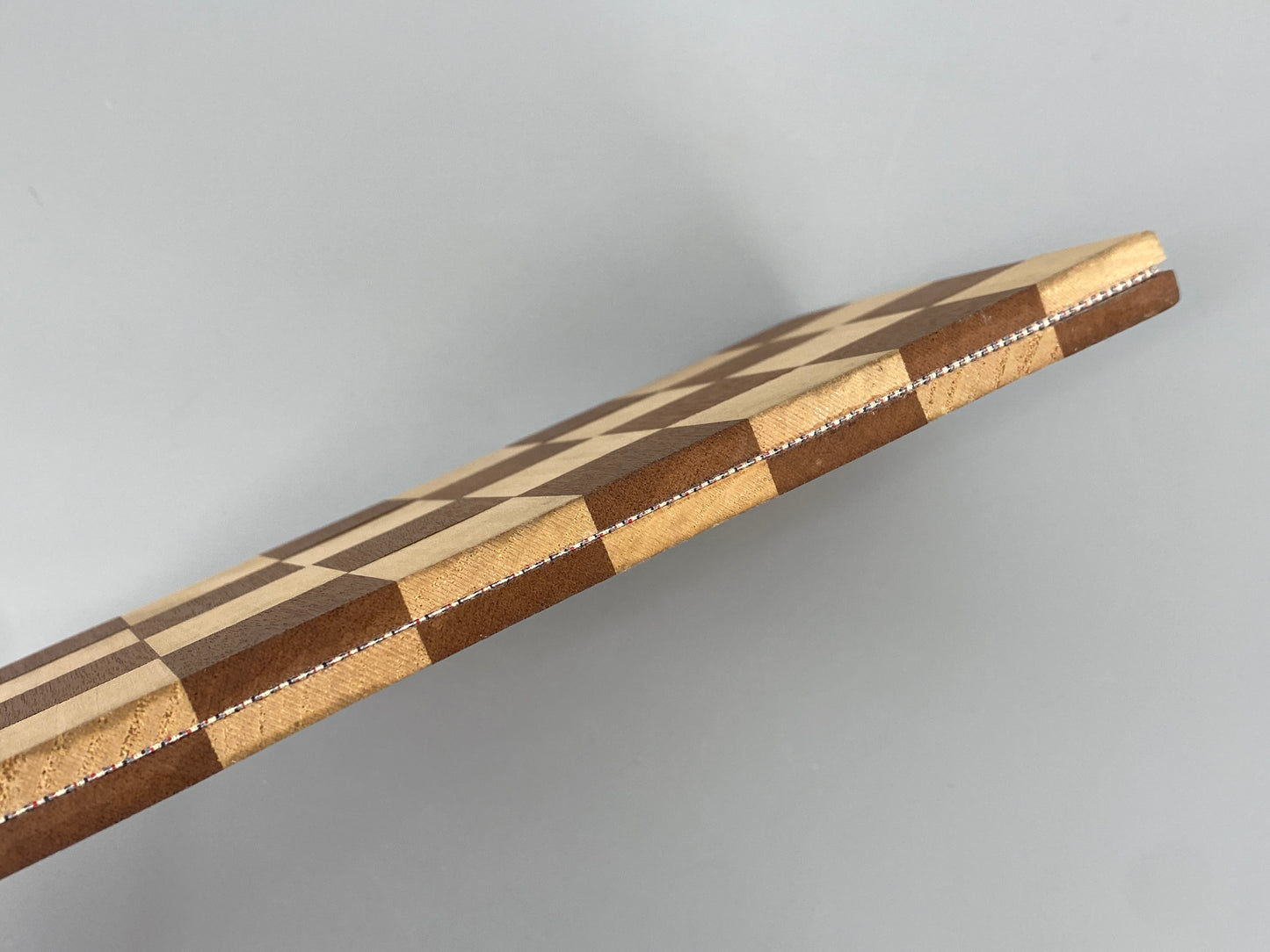 Hochwertig verarbeitetes, faltbares Schachbrett aus zwei Holzarten