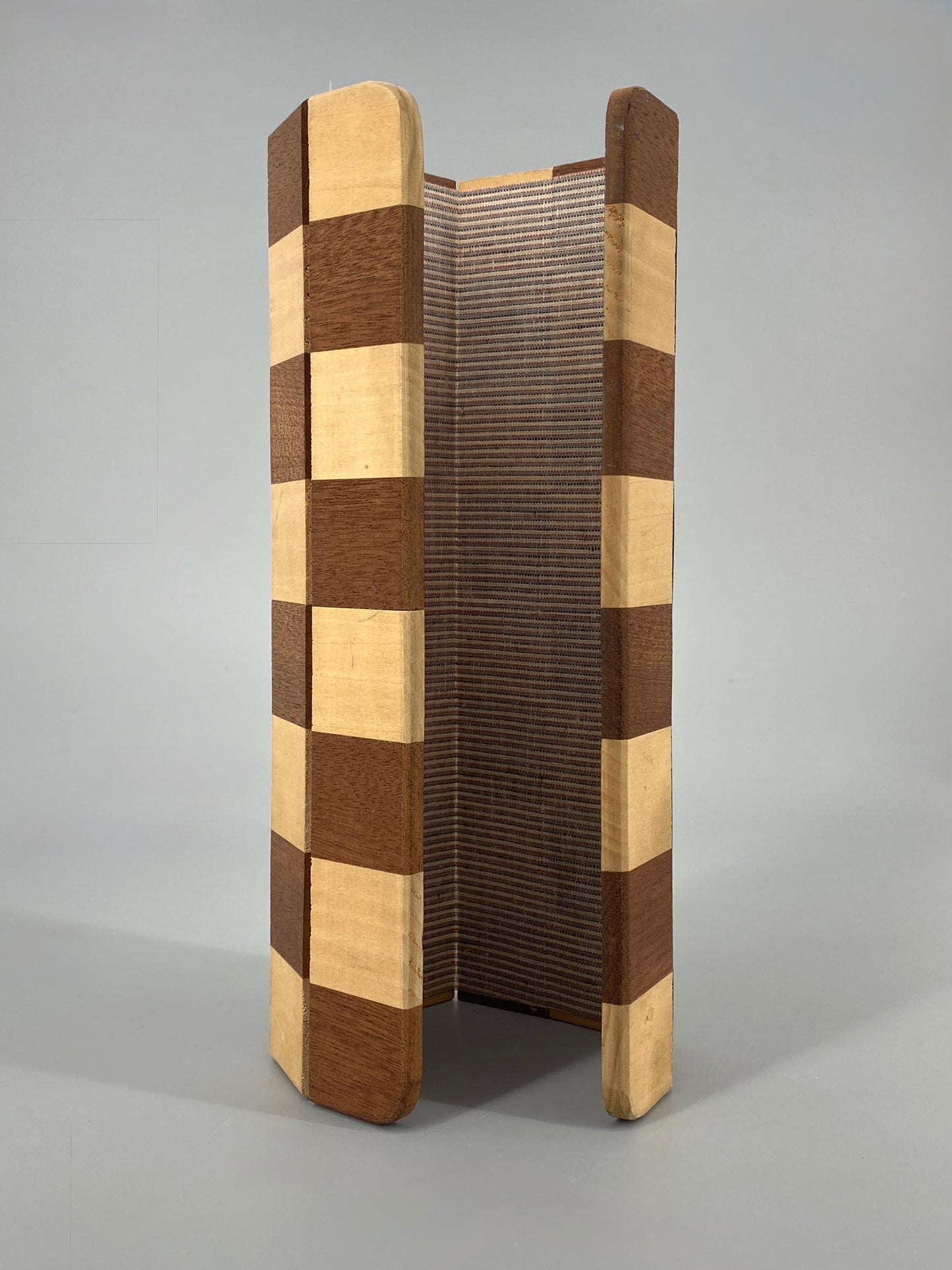 Hochwertig verarbeitetes, faltbares Schachbrett aus zwei Holzarten