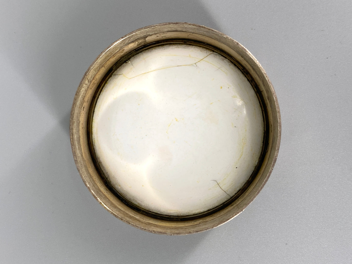 Art Deco Zylindrische Zigarettendose aus 835er Silber, Deckel mit emaillierter Einlage, punziert