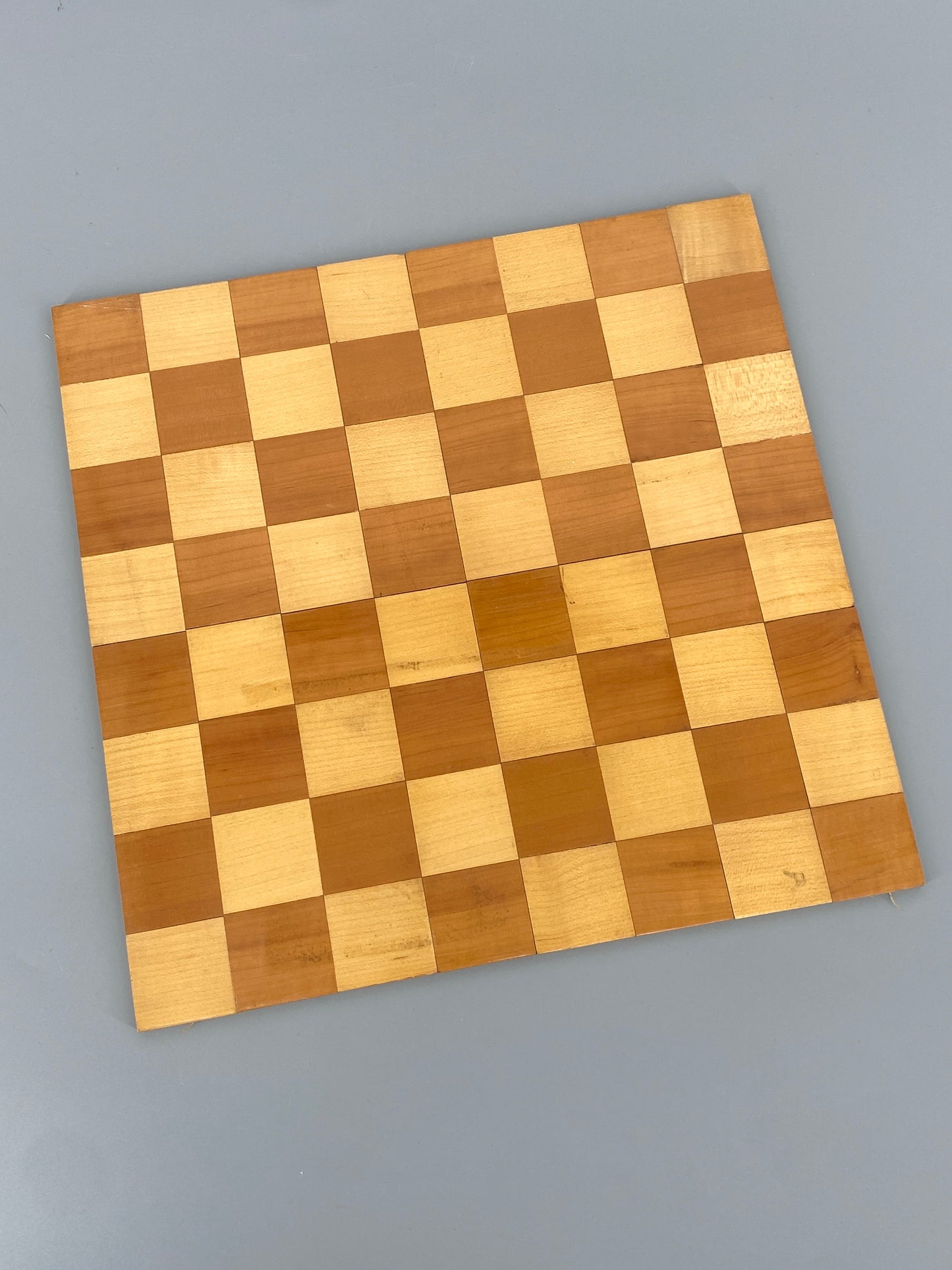 Faltbares Schachbrett aus zwei verschiedenen Holzarten