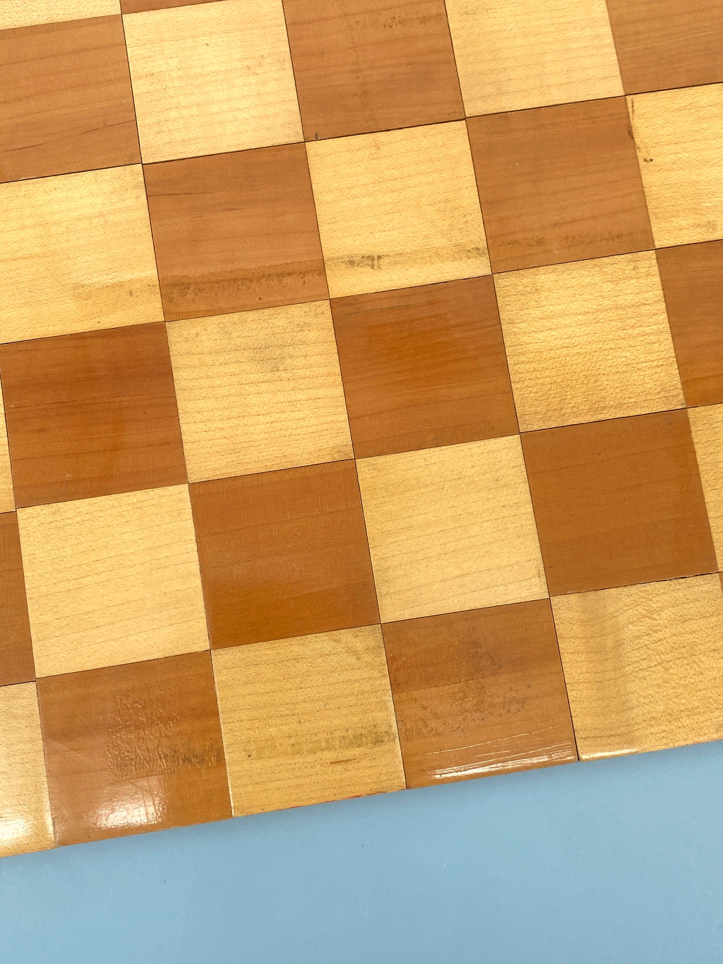 Faltbares Schachbrett aus zwei verschiedenen Holzarten