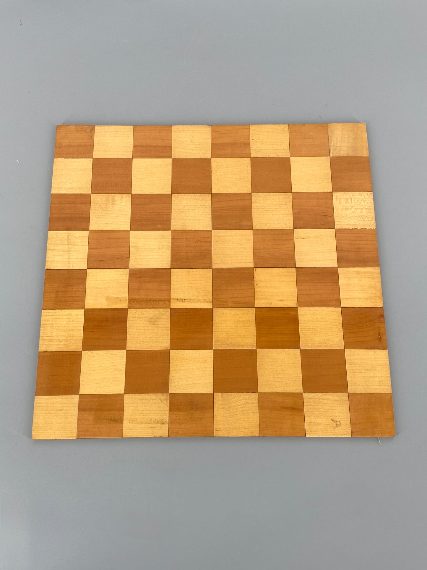 Faltbares Schachbrett aus zwei verschiedenen Holzarten