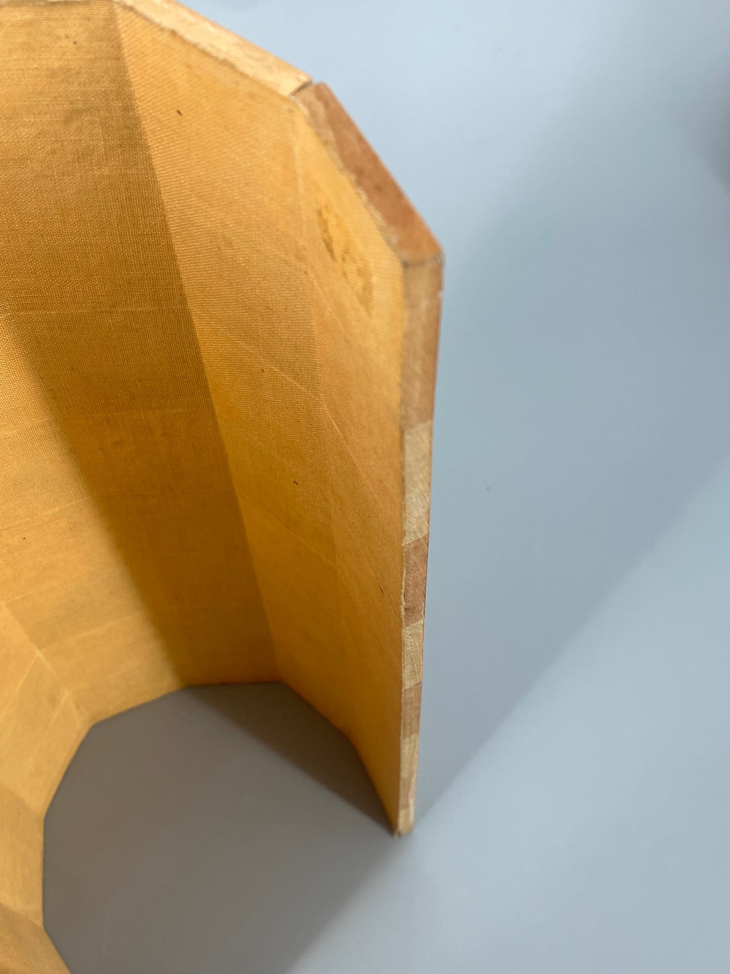 Faltbares Schachbrett aus zwei verschiedenen Holzarten