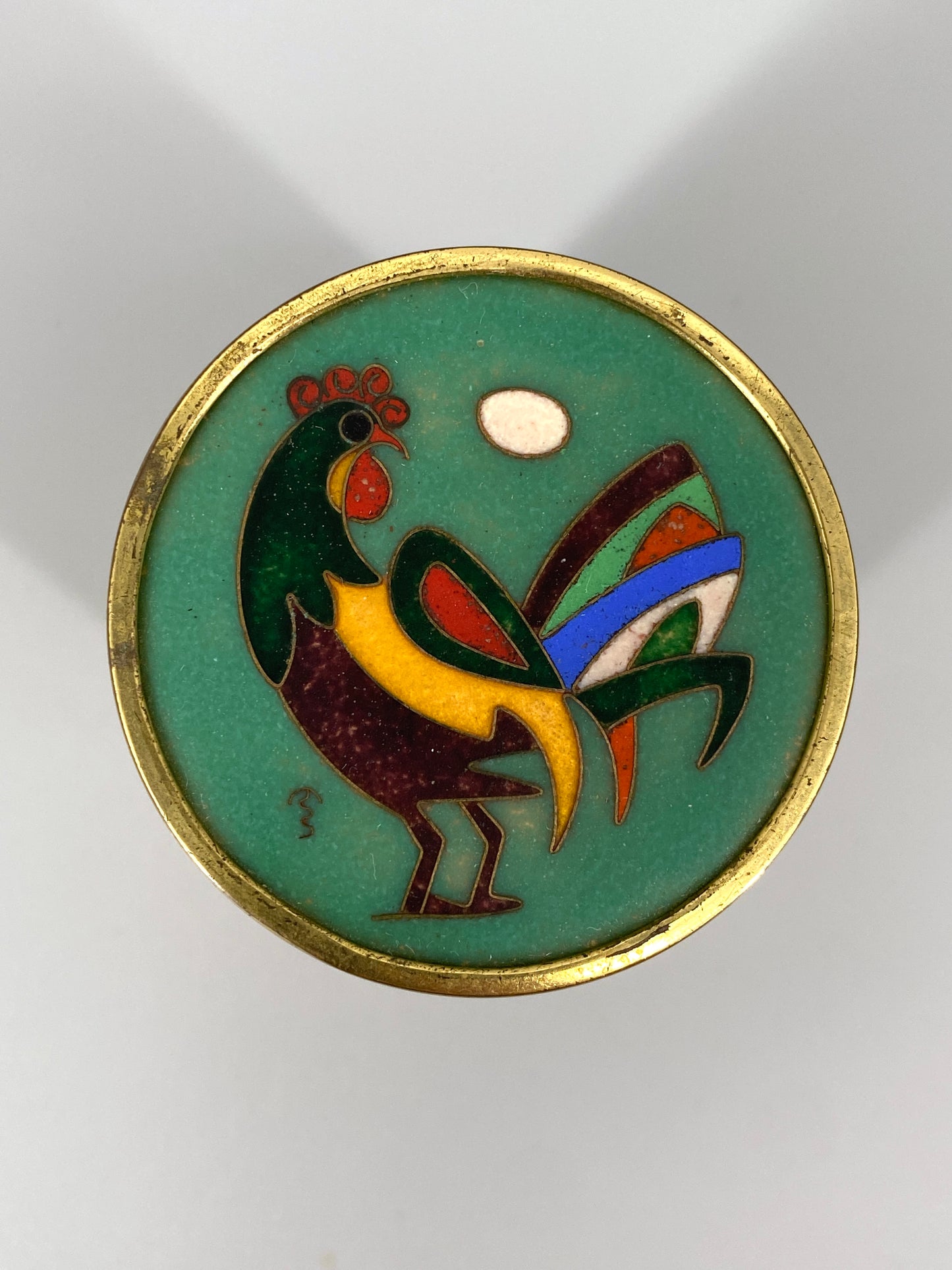 Art Deco Zylindrische Zigarettendose aus Messing, Deckel mit emaillierter Einlage, signiert
