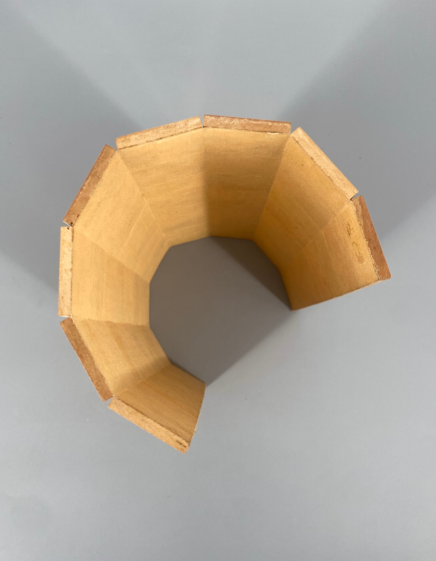 Faltbares Schachbrett aus zwei verschiedenen Holzarten