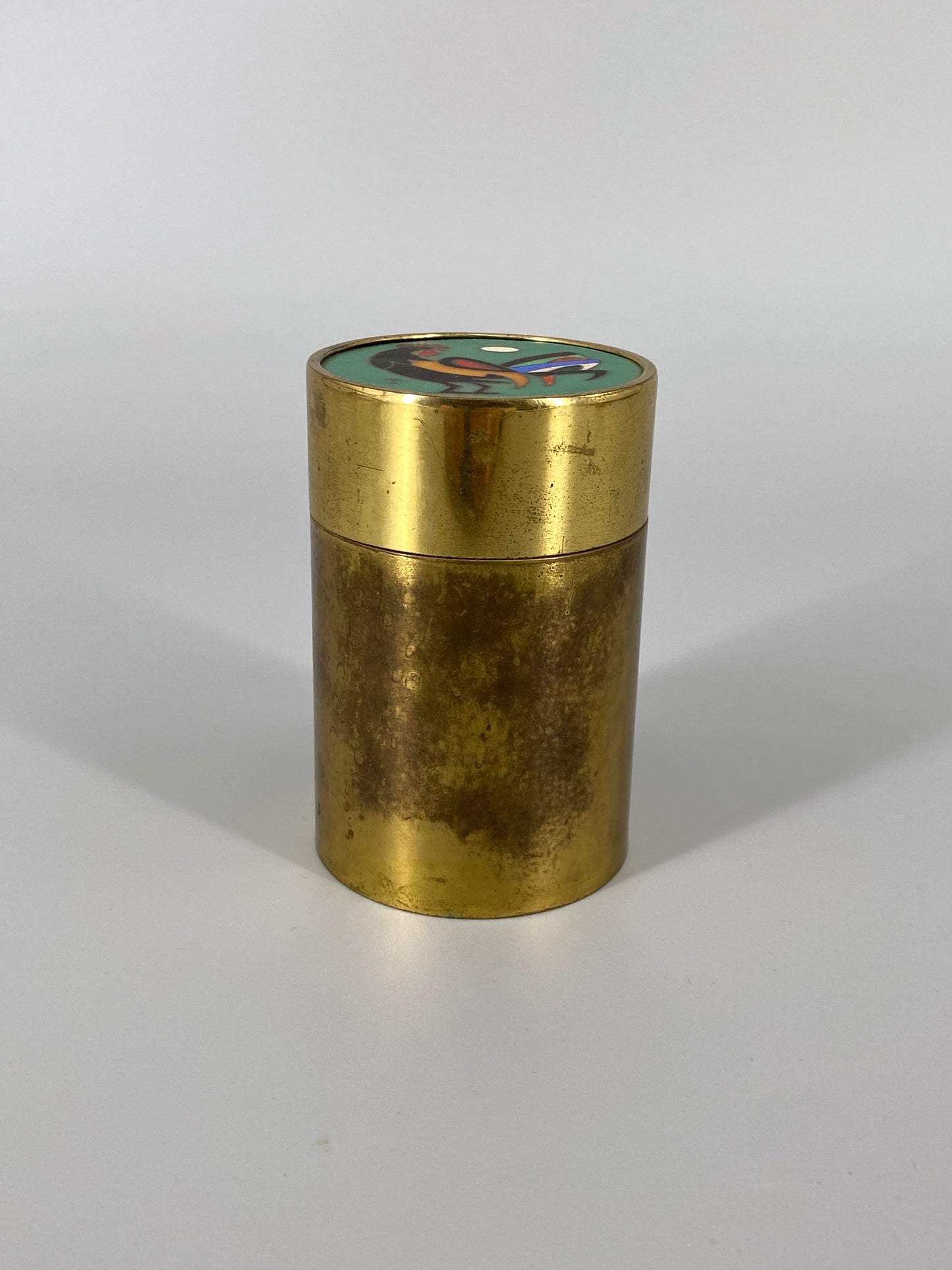 Art Deco Zylindrische Zigarettendose aus Messing, Deckel mit emaillierter Einlage, signiert