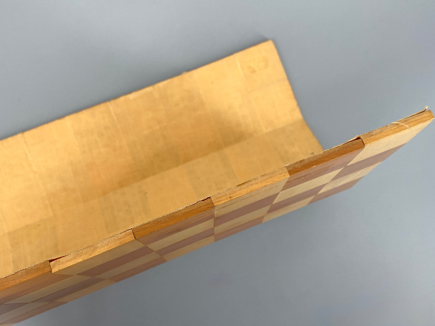 Faltbares Schachbrett aus zwei verschiedenen Holzarten