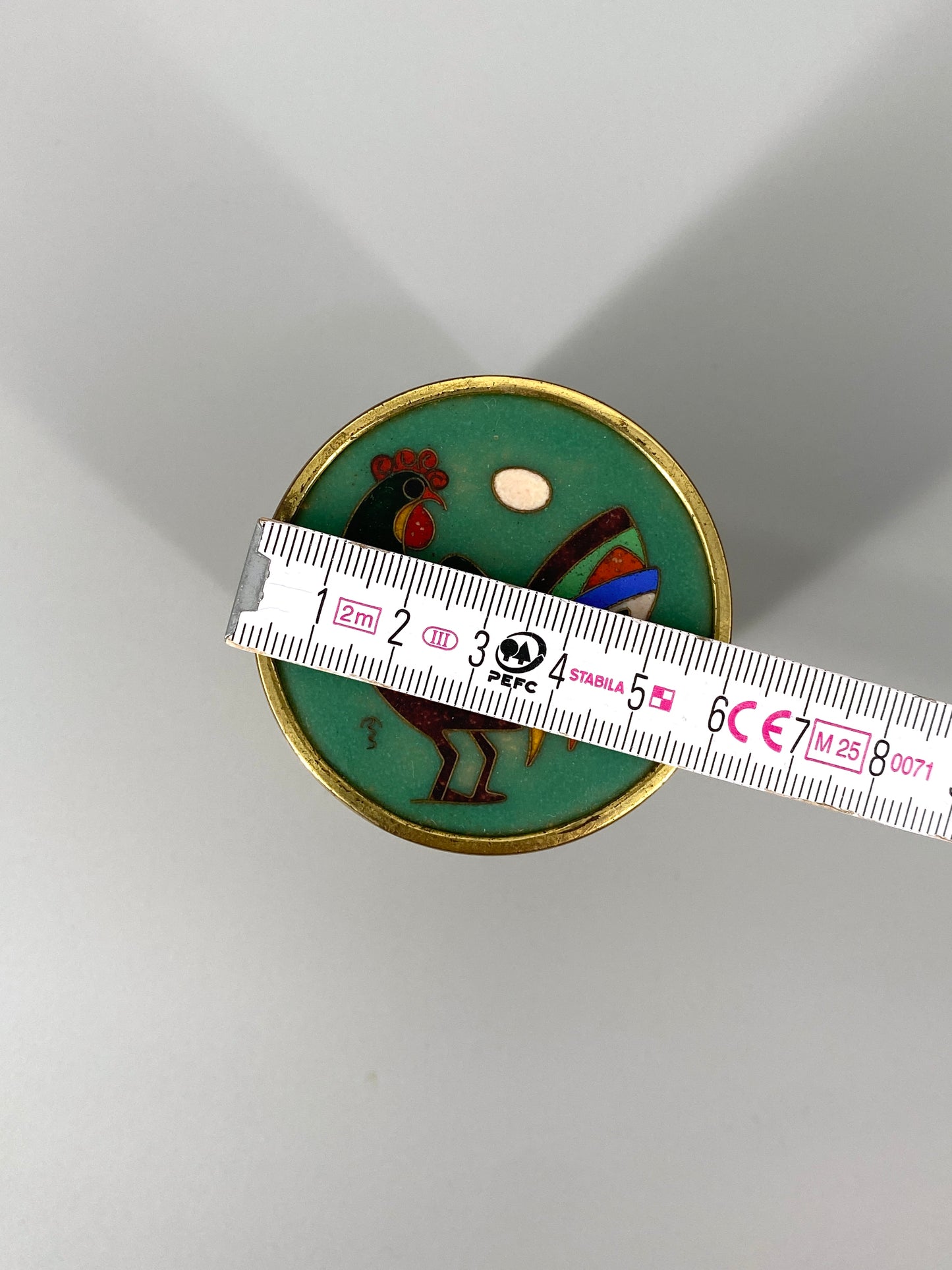 Art Deco Zylindrische Zigarettendose aus Messing, Deckel mit emaillierter Einlage, signiert
