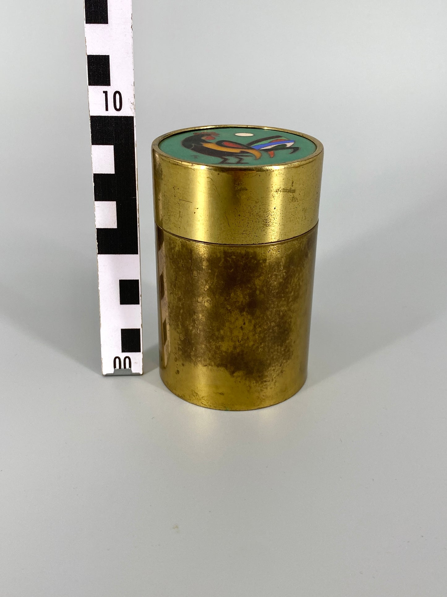 Art Deco Zylindrische Zigarettendose aus Messing, Deckel mit emaillierter Einlage, signiert