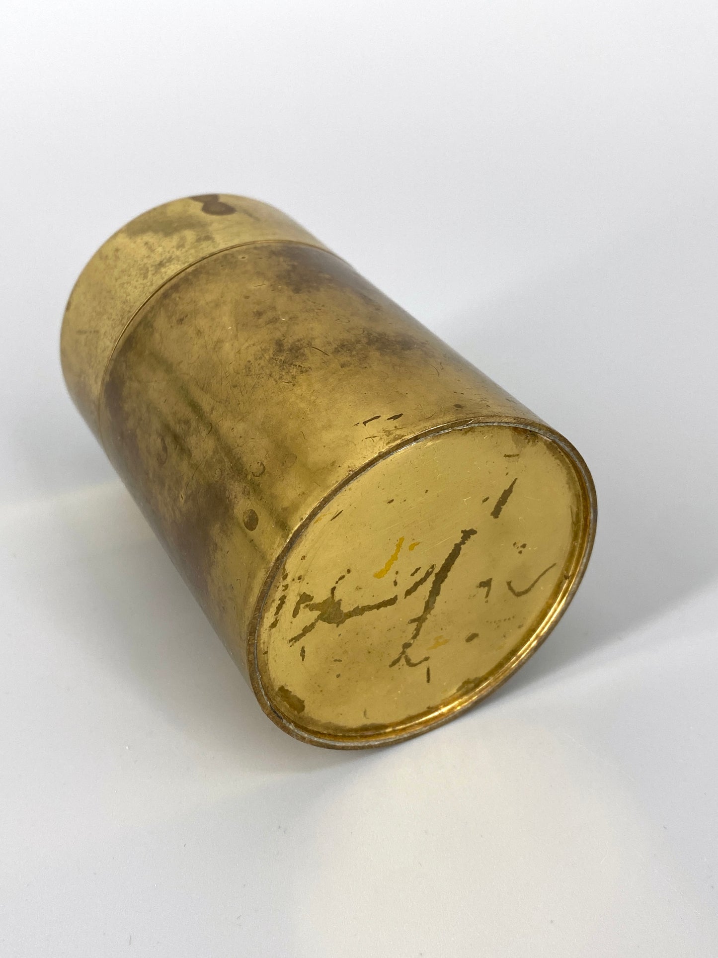 Art Deco Zylindrische Zigarettendose aus Messing, Deckel mit emaillierter Einlage, signiert