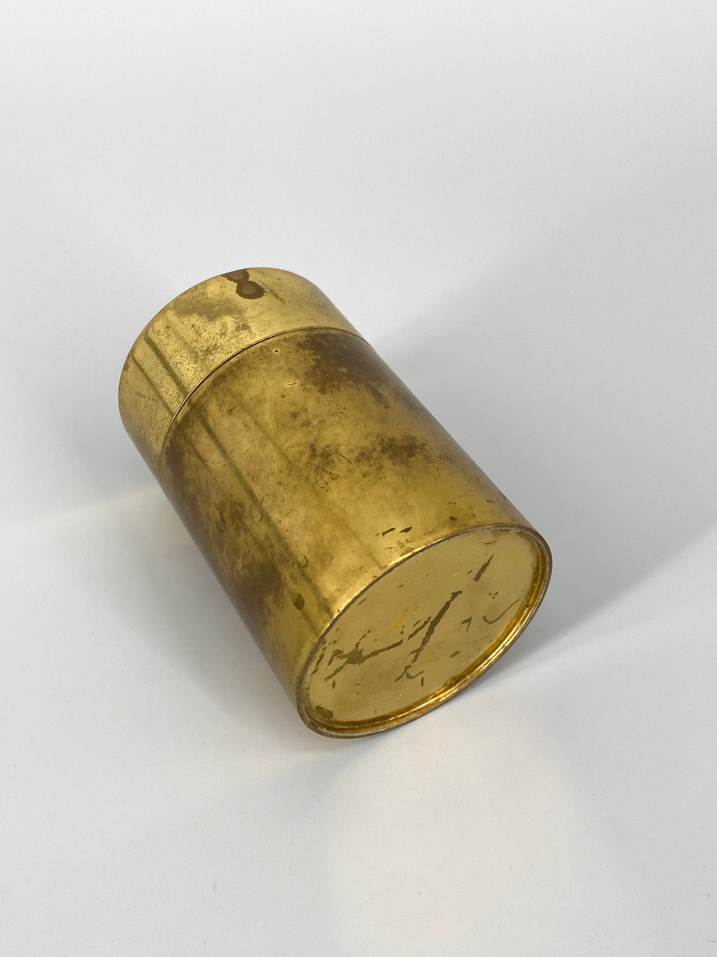 Art Deco Zylindrische Zigarettendose aus Messing, Deckel mit emaillierter Einlage, signiert