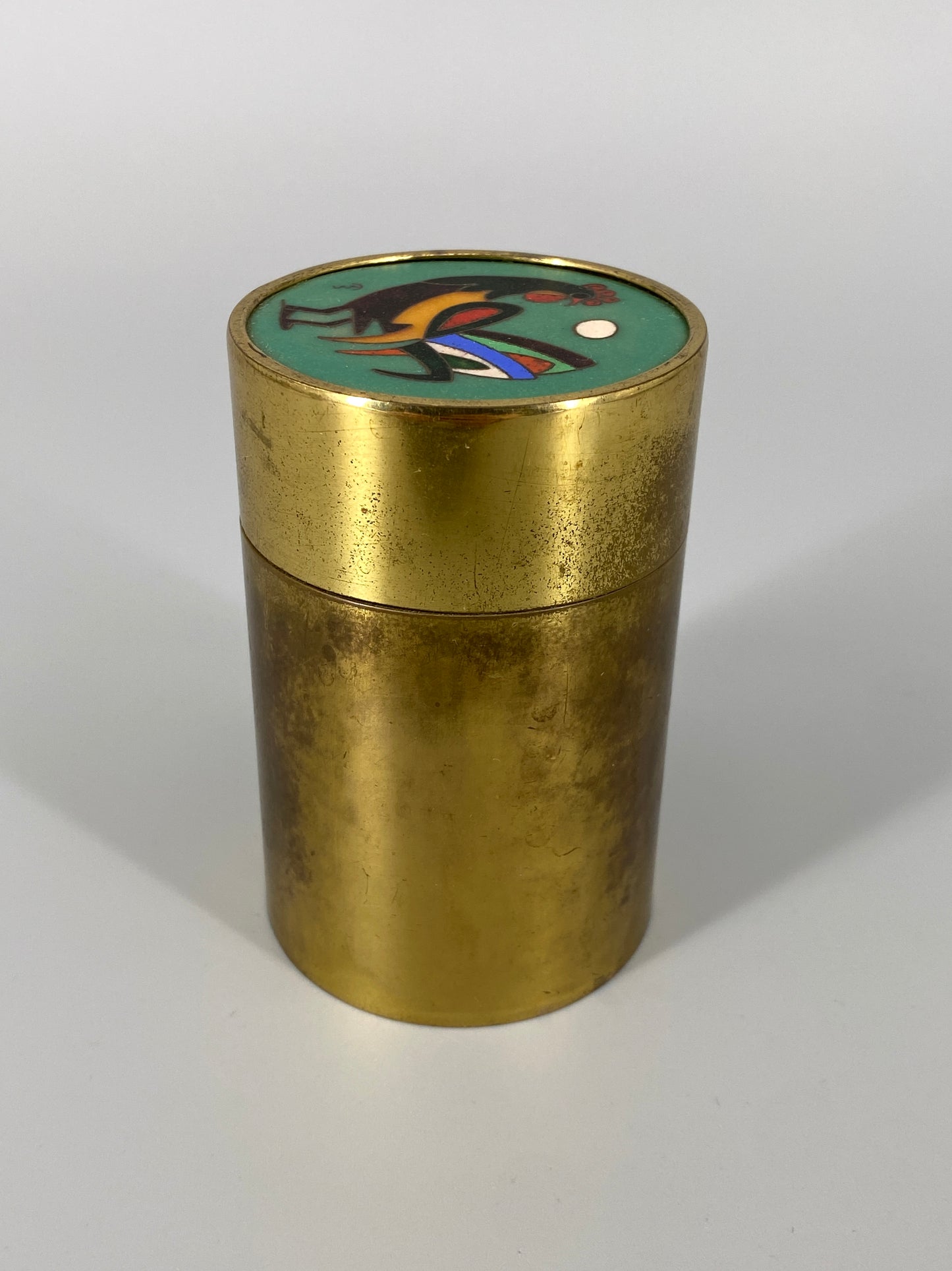 Art Deco Zylindrische Zigarettendose aus Messing, Deckel mit emaillierter Einlage, signiert