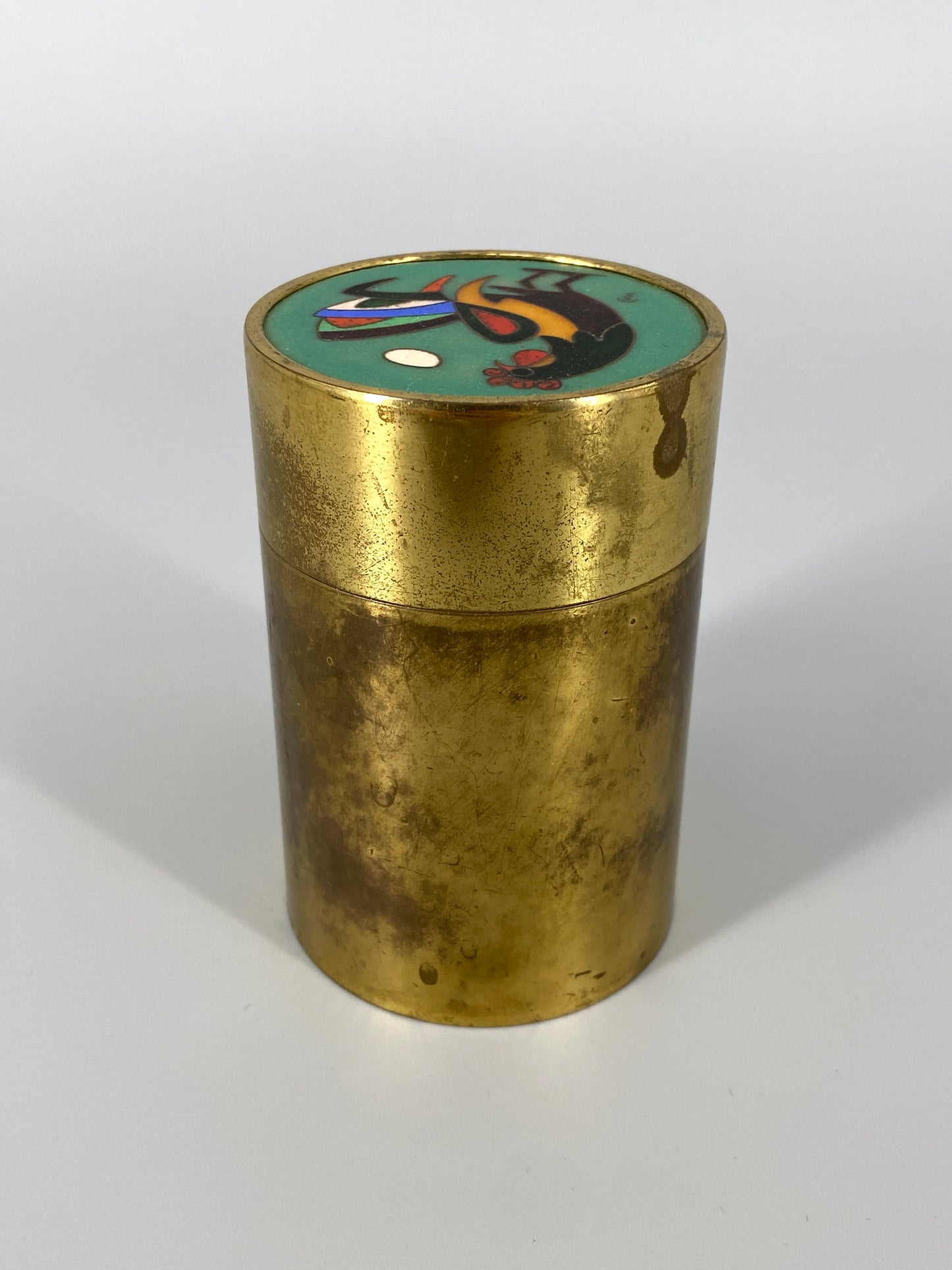 Art Deco Zylindrische Zigarettendose aus Messing, Deckel mit emaillierter Einlage, signiert