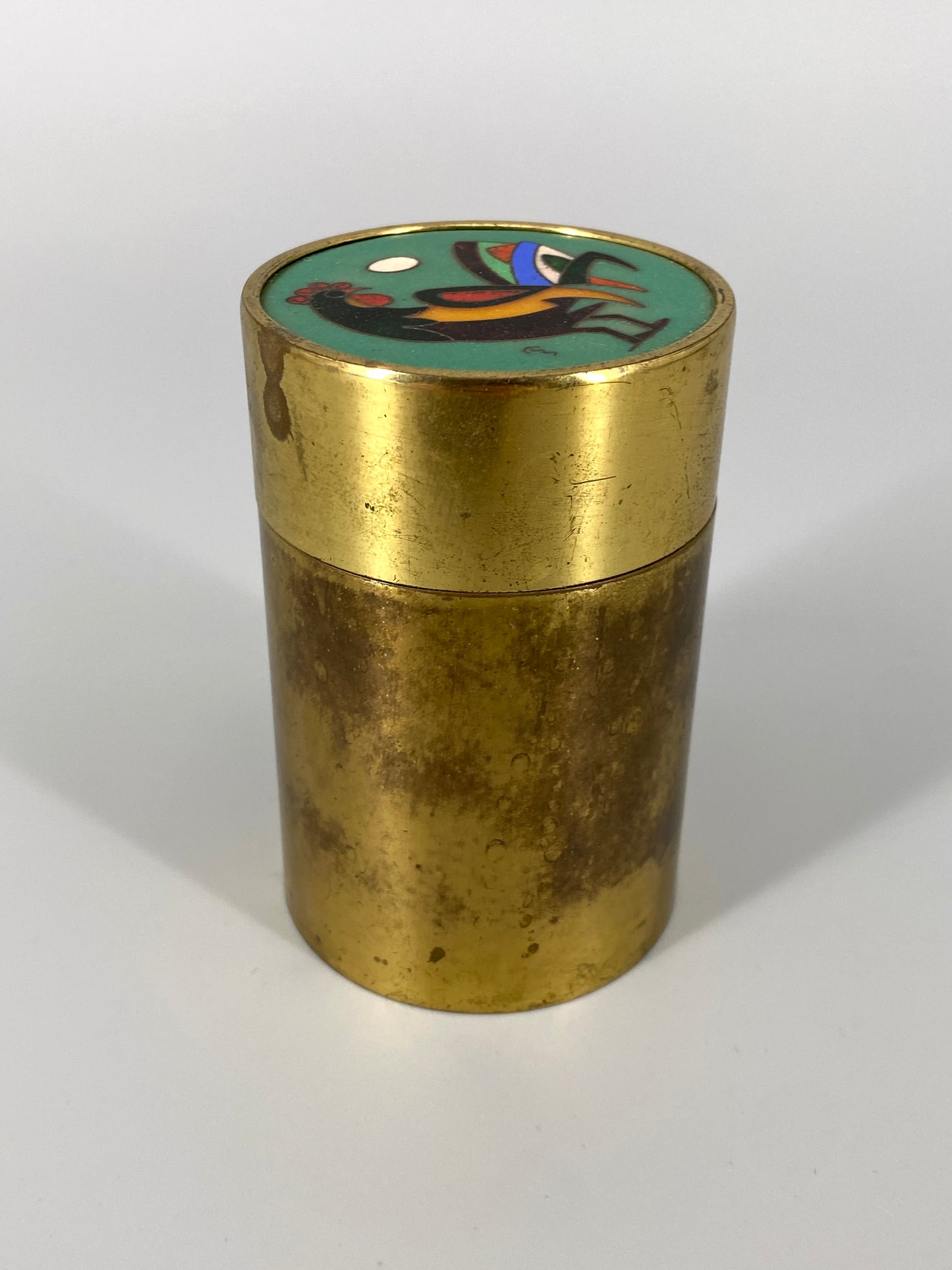 Art Deco Zylindrische Zigarettendose aus Messing, Deckel mit emaillierter Einlage, signiert