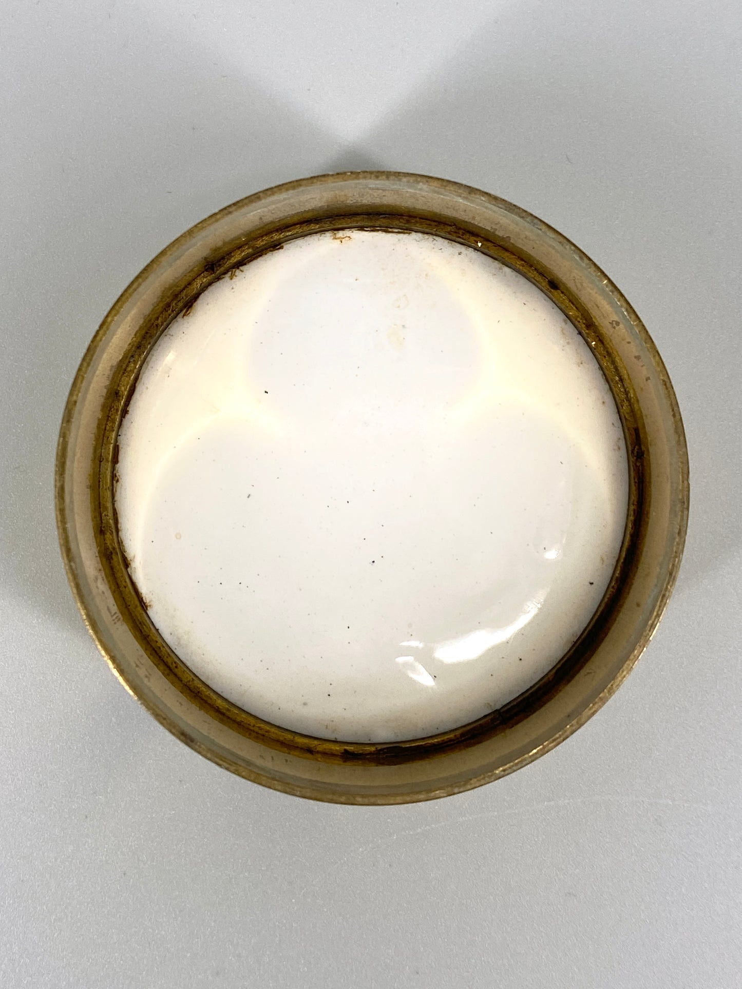 Art Deco Zylindrische Zigarettendose aus Messing, Deckel mit emaillierter Einlage, signiert