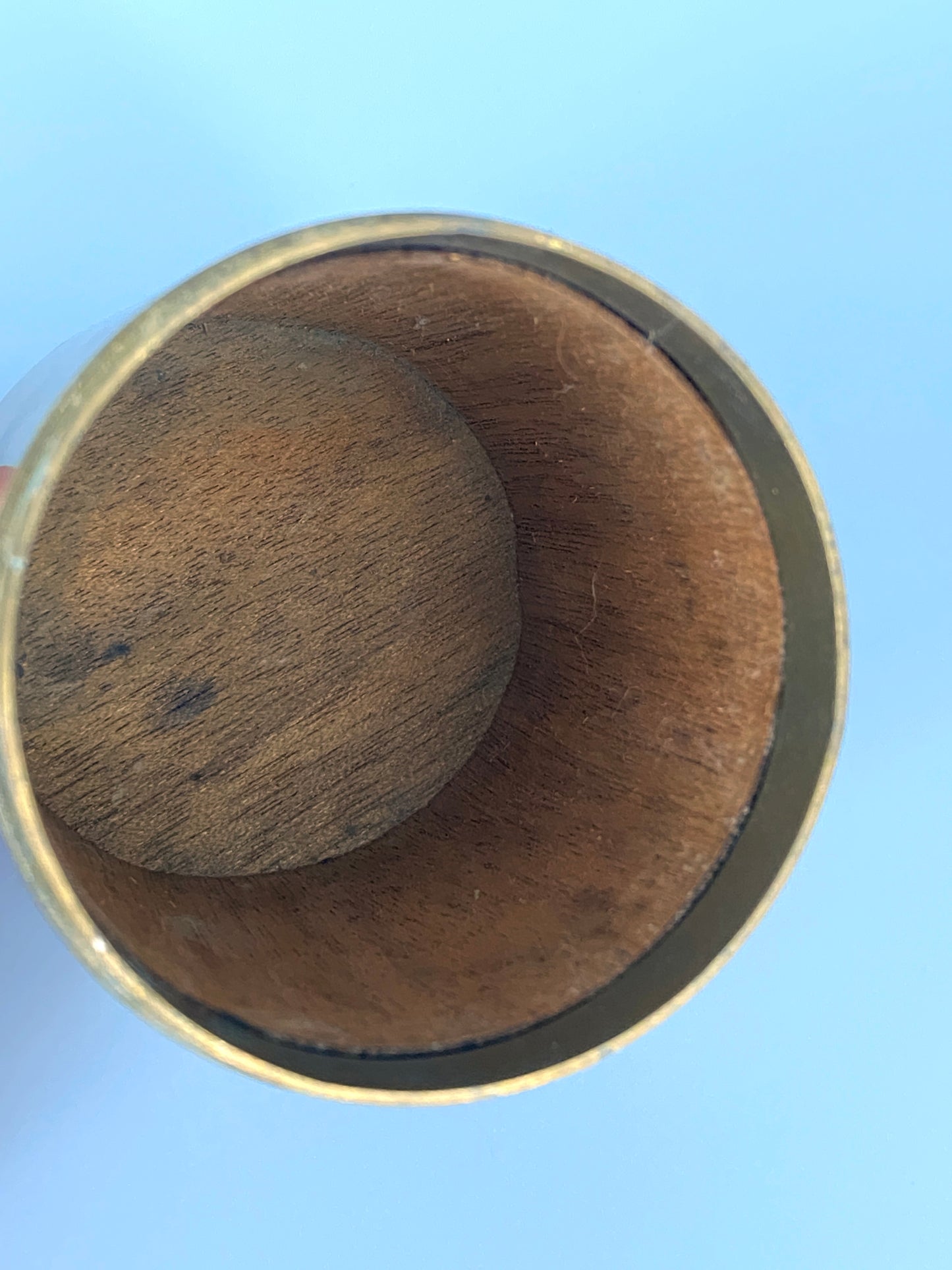 Art Deco Zylindrische Zigarettendose aus Messing, Deckel mit emaillierter Einlage, signiert