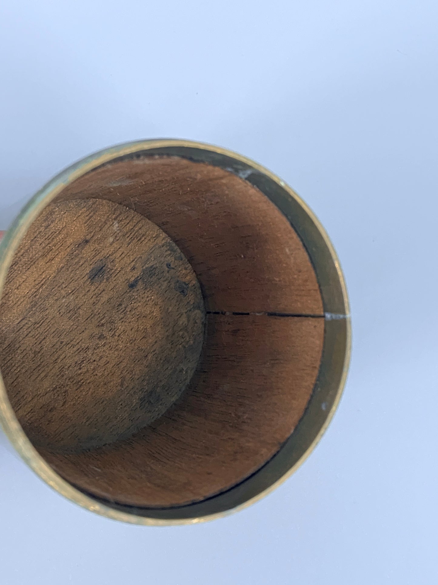 Art Deco Zylindrische Zigarettendose aus Messing, Deckel mit emaillierter Einlage, signiert