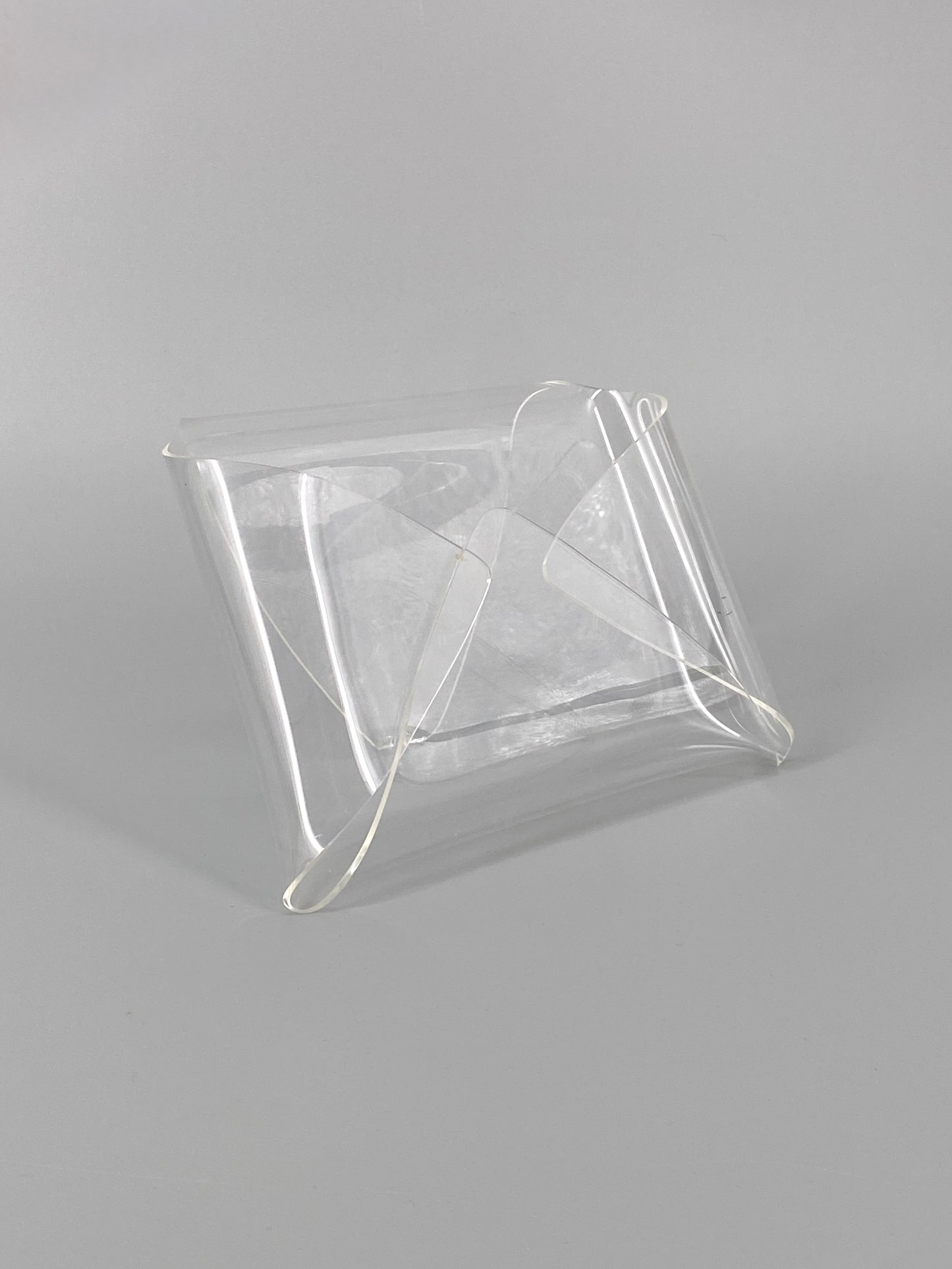 offener Briefumschlag aus Plexiglas als Kartenhalter/Briefablage, 80er