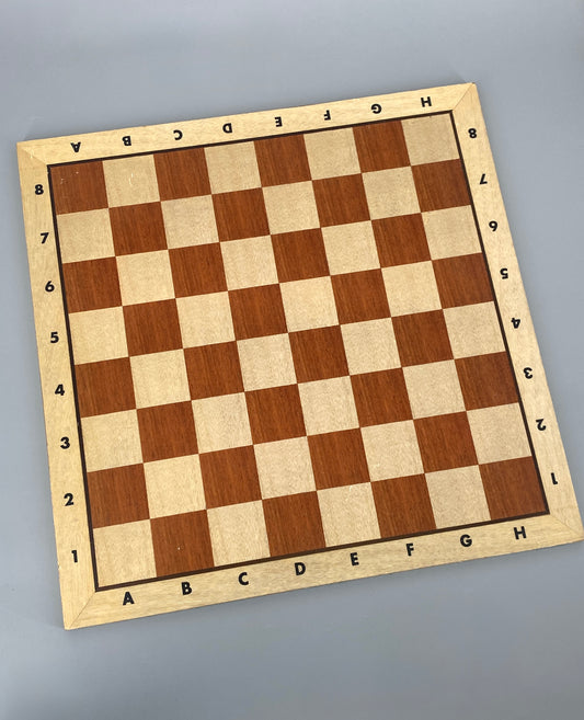 Schachbrett mit Intarsie, matt lackiert